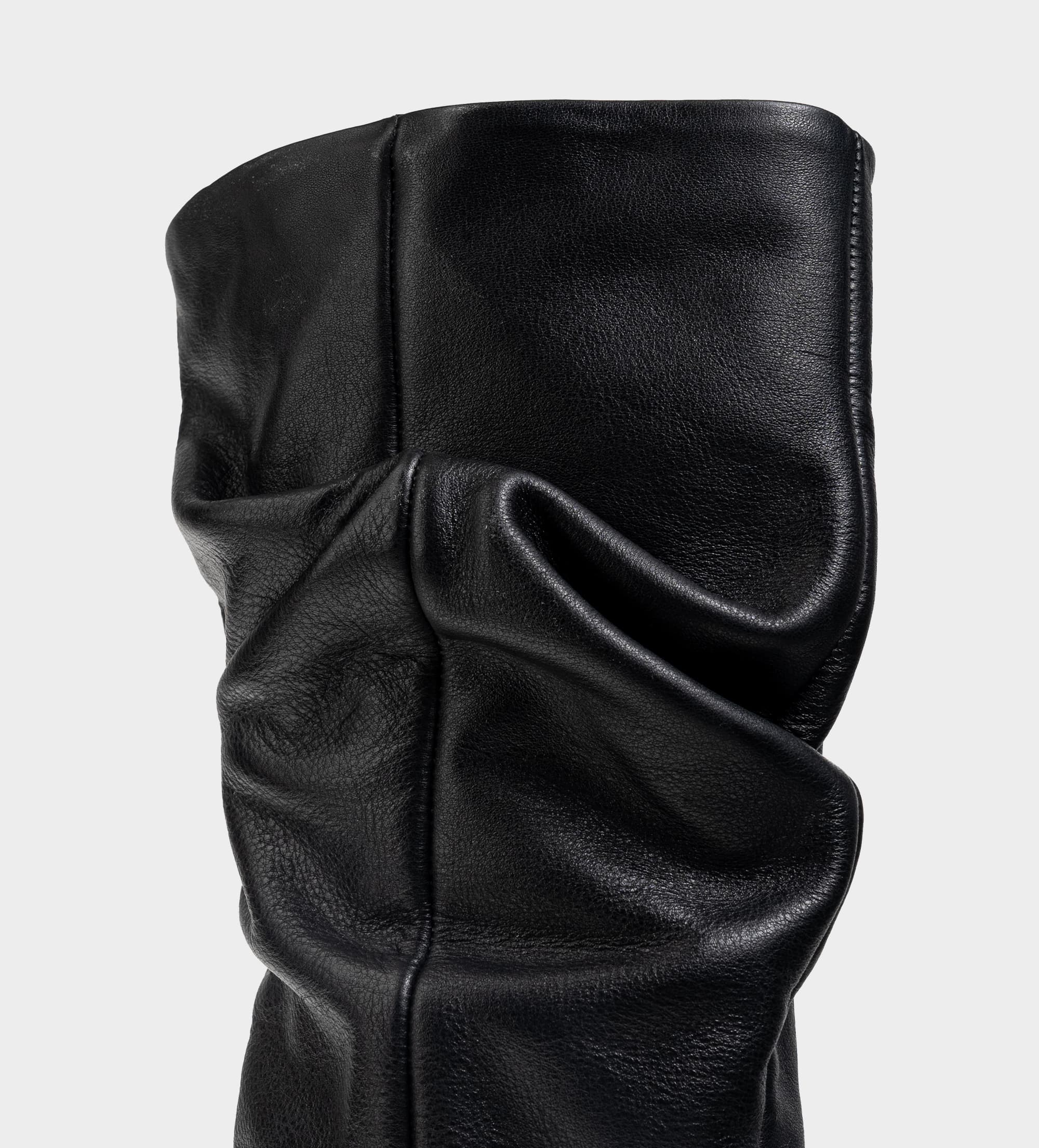 BOTA ALTA TACÓN BAJO SLOUCHY PIEL NEGRO