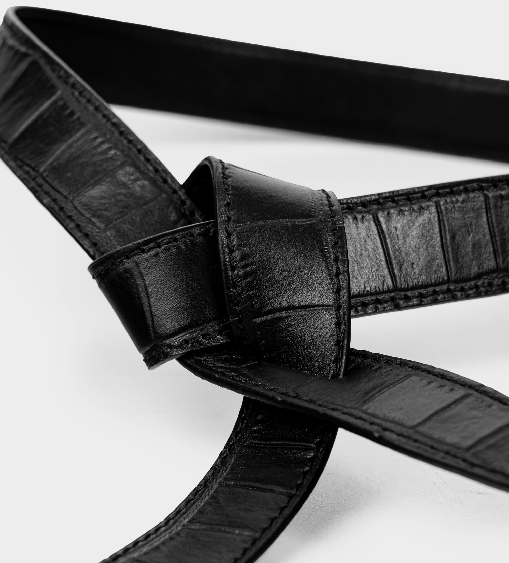 CINTURÓN TEXTURA PIEL NEGRO