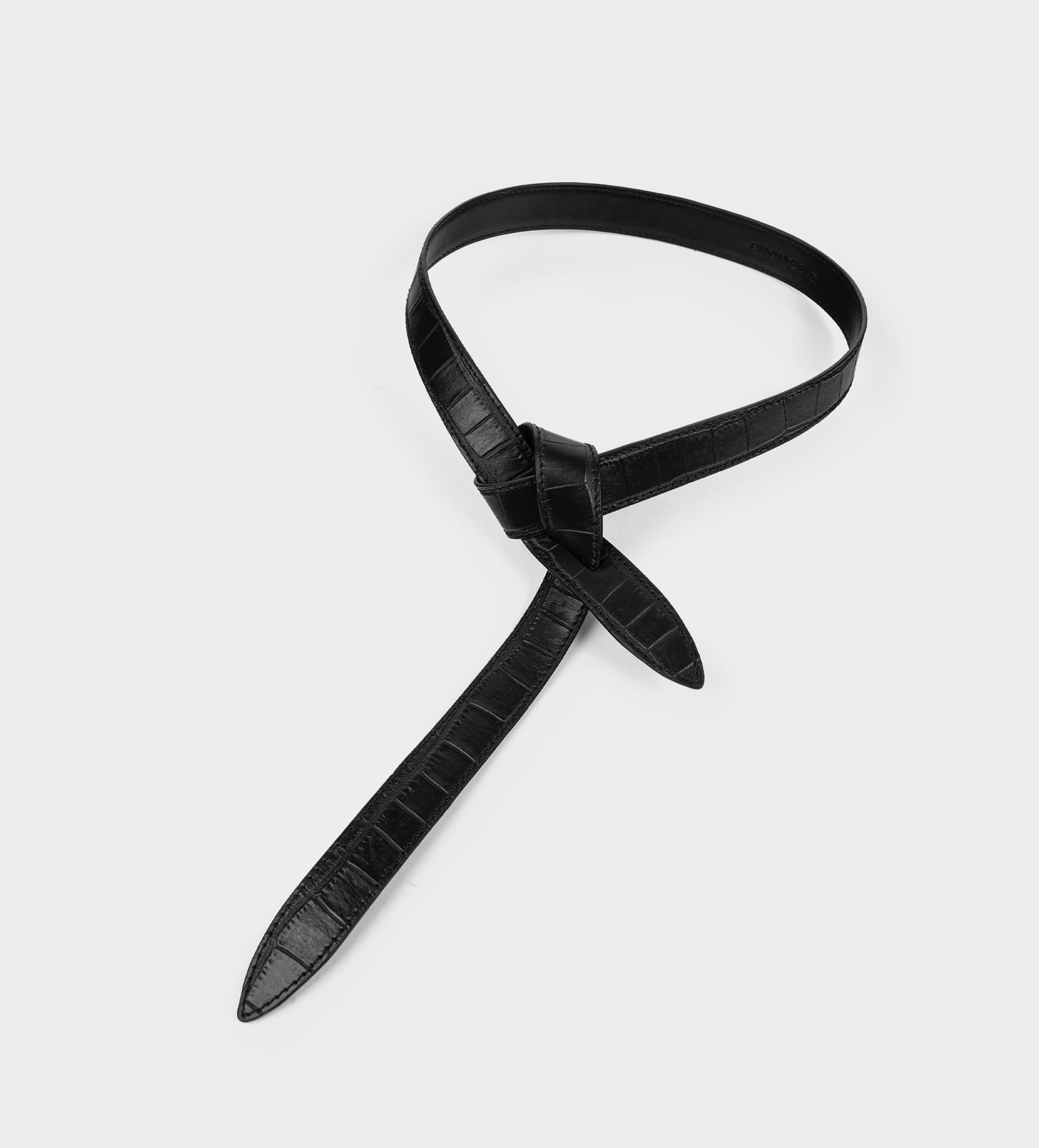 CINTURÓN TEXTURA PIEL NEGRO