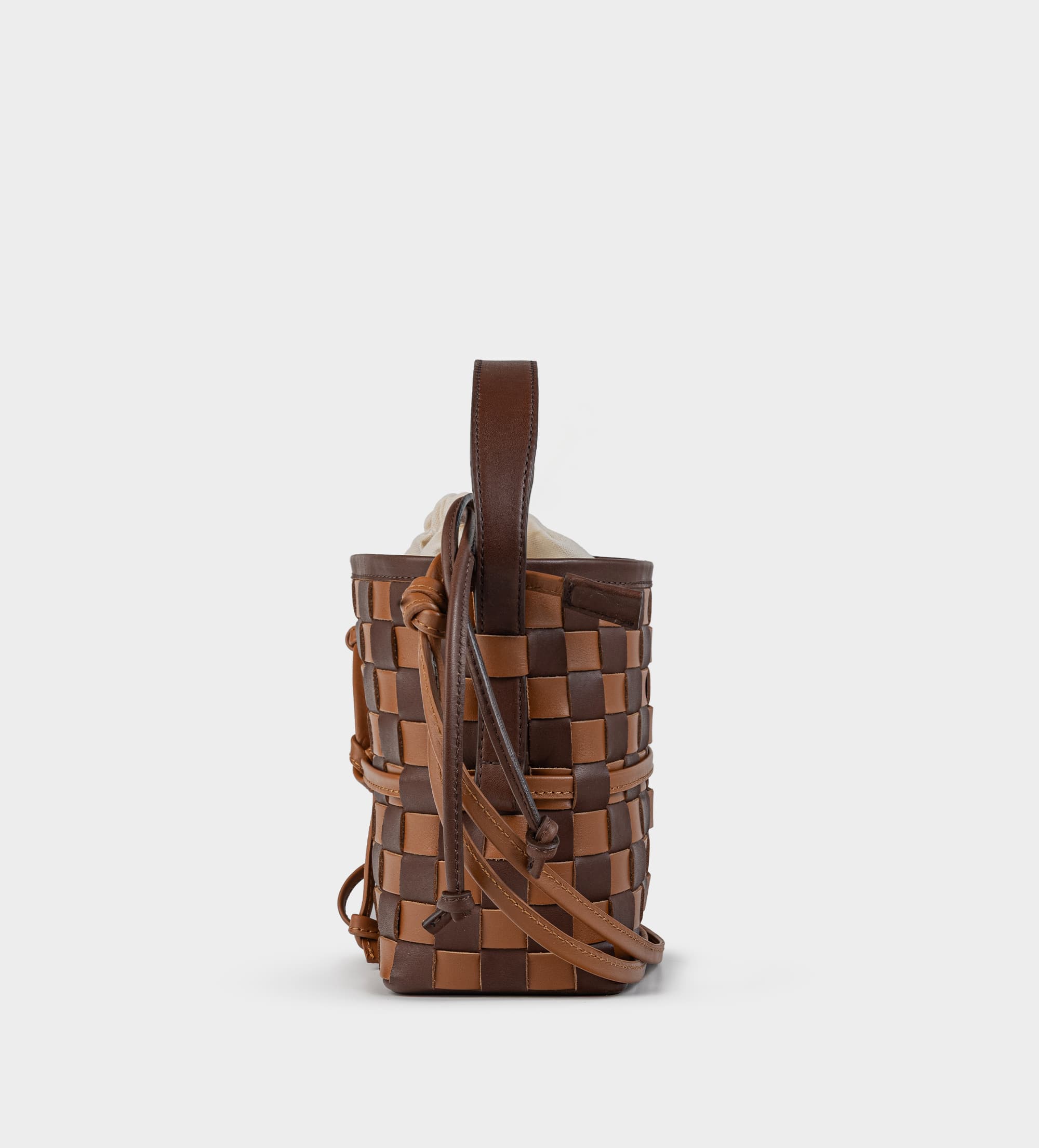 BUCKET BAG PIEL TRENZADA CAFÉ