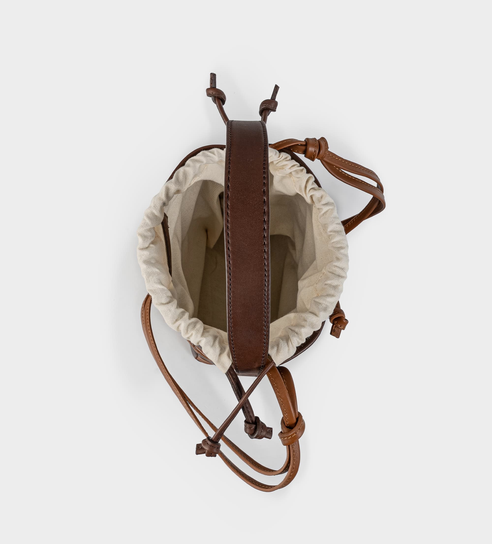 BUCKET BAG PIEL TRENZADA CAFÉ