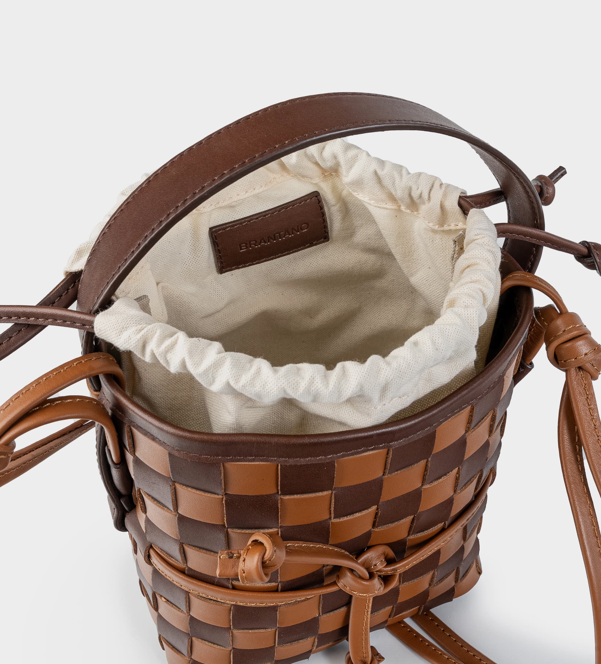 BUCKET BAG PIEL TRENZADA CAFÉ