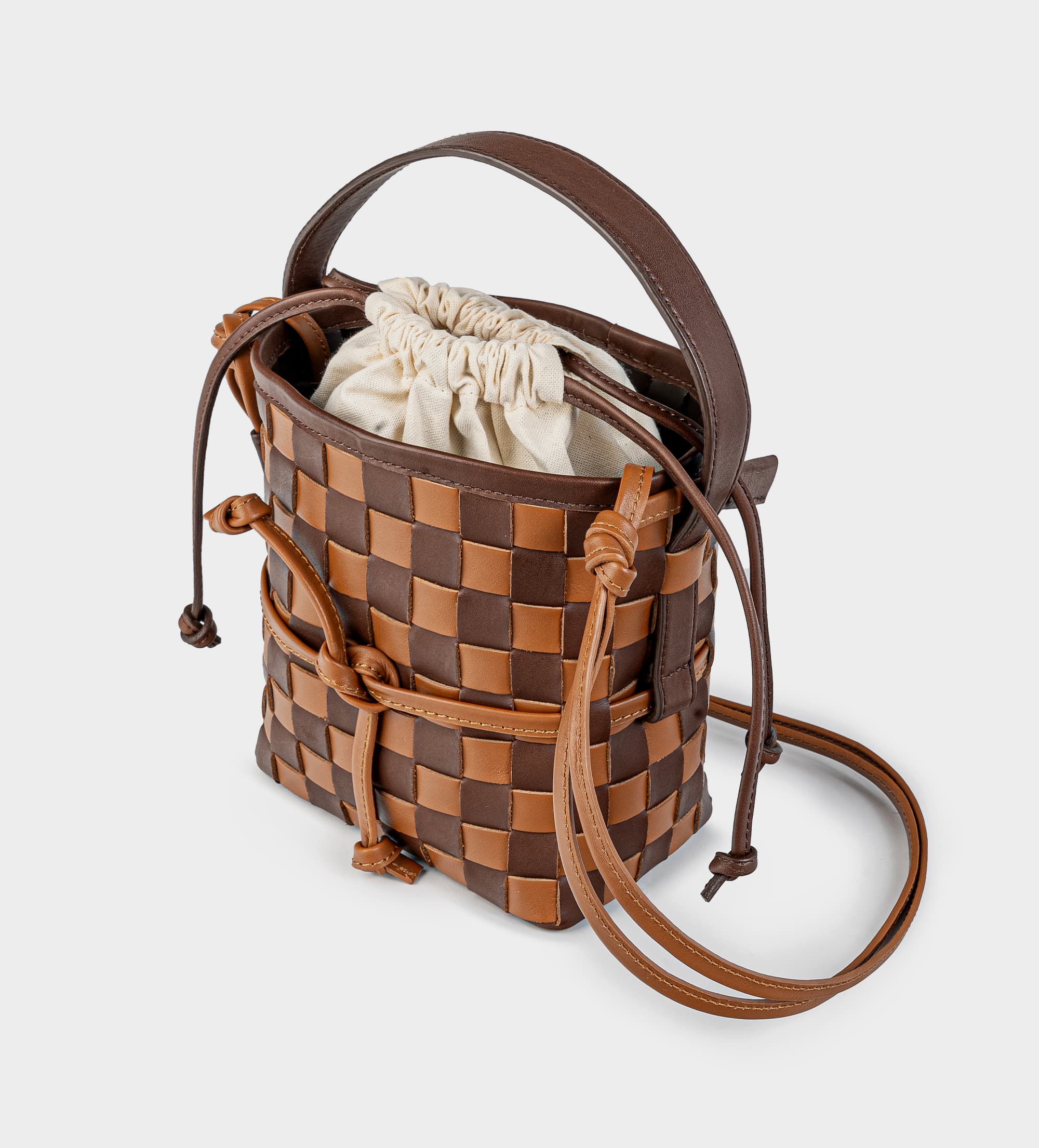 BUCKET BAG PIEL TRENZADA CAFÉ