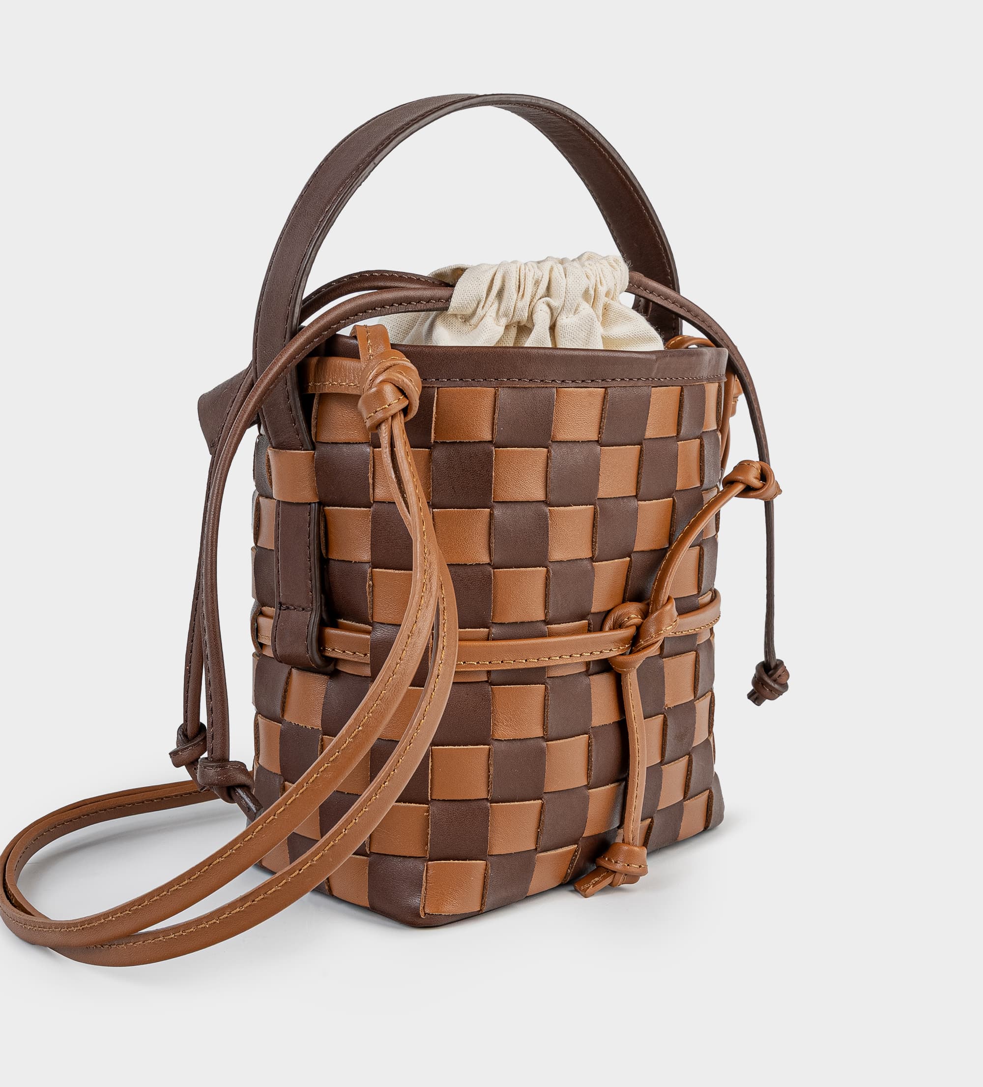 BUCKET BAG PIEL TRENZADA CAFÉ