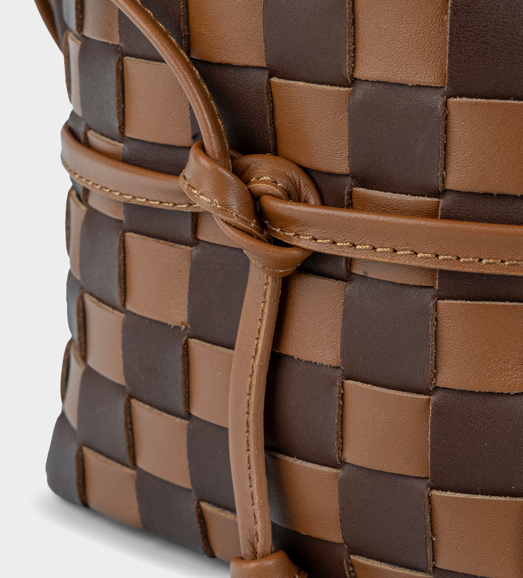 BUCKET BAG PIEL TRENZADA CAFÉ