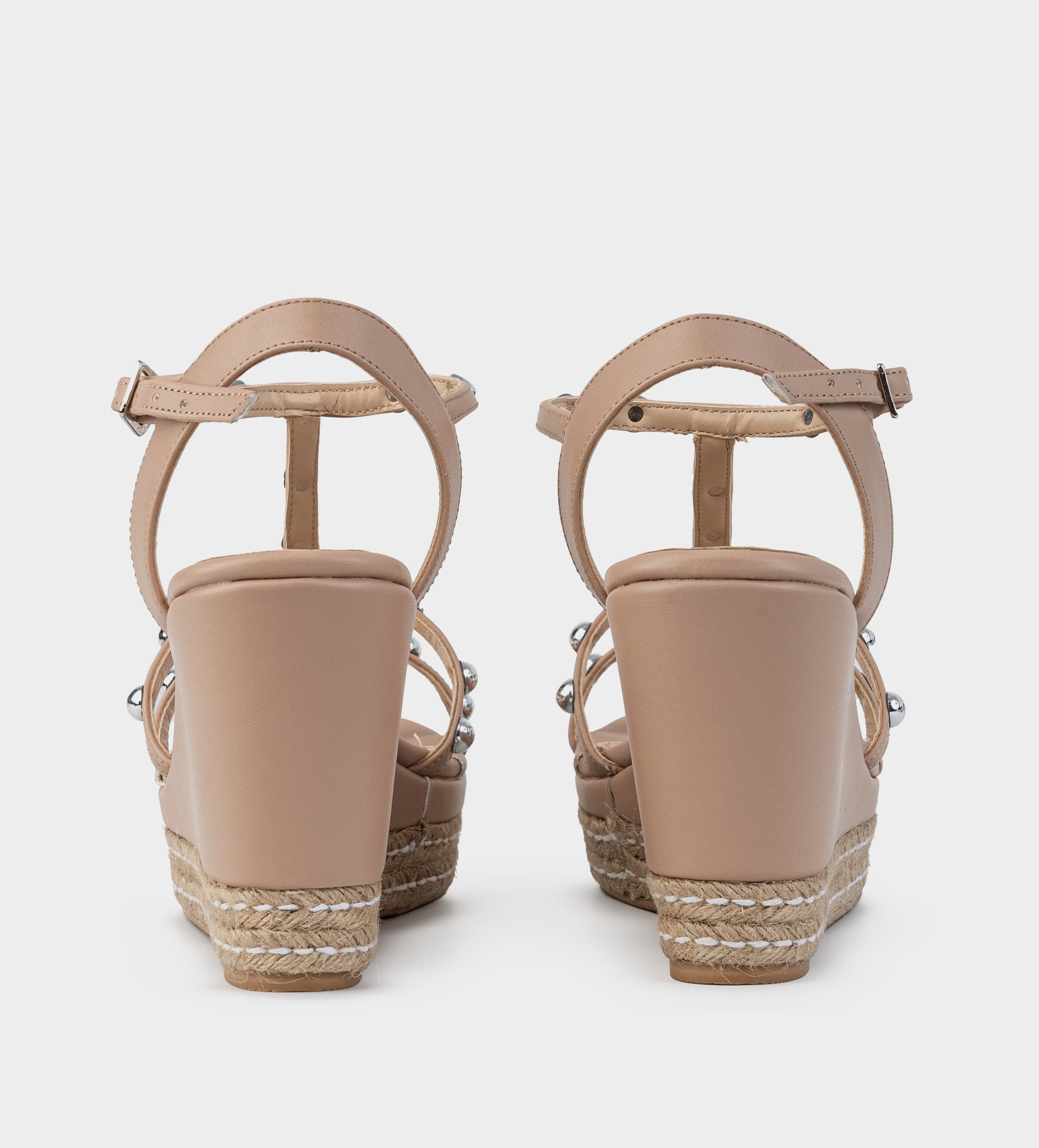 SANDALIA PLATAFORMA TACHUELAS TIRAS NUDE