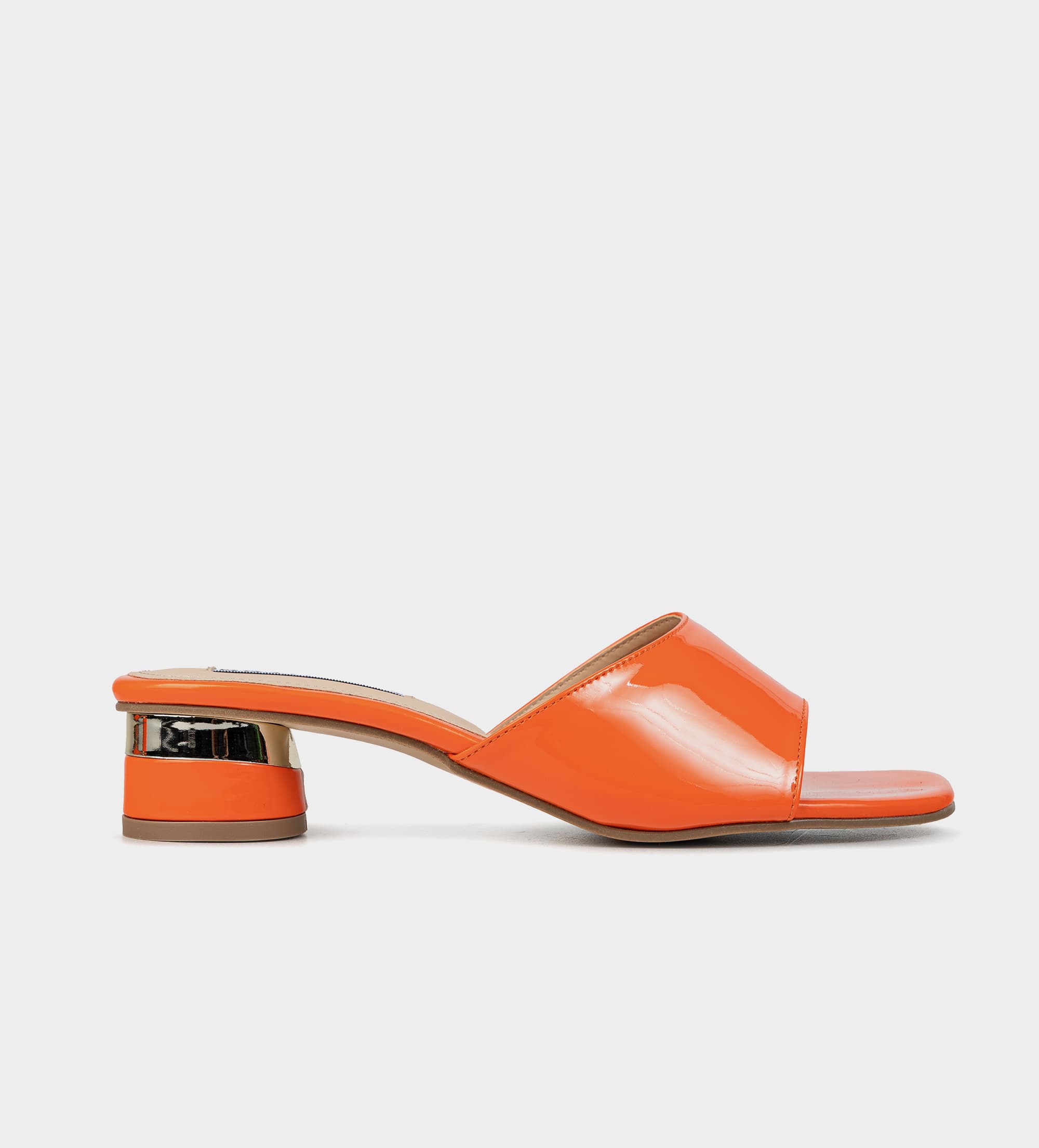 SANDALIA MULE TACÓN BAJO CHAROL NARANJA
