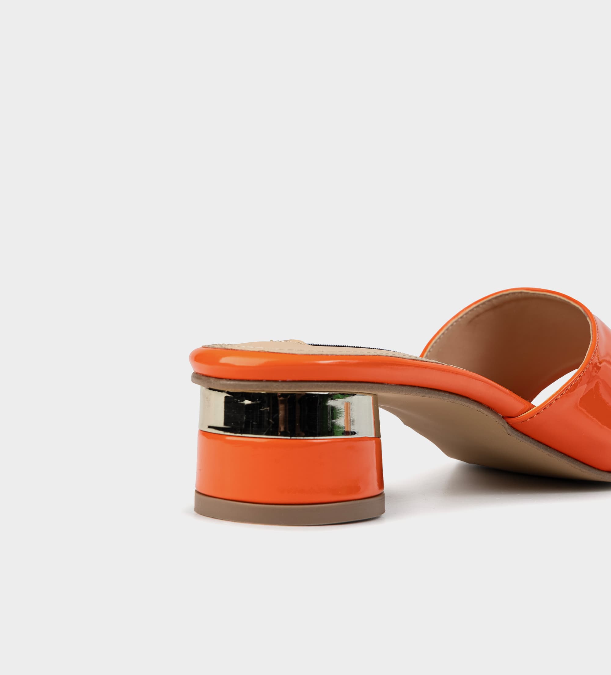 SANDALIA MULE TACÓN BAJO CHAROL NARANJA