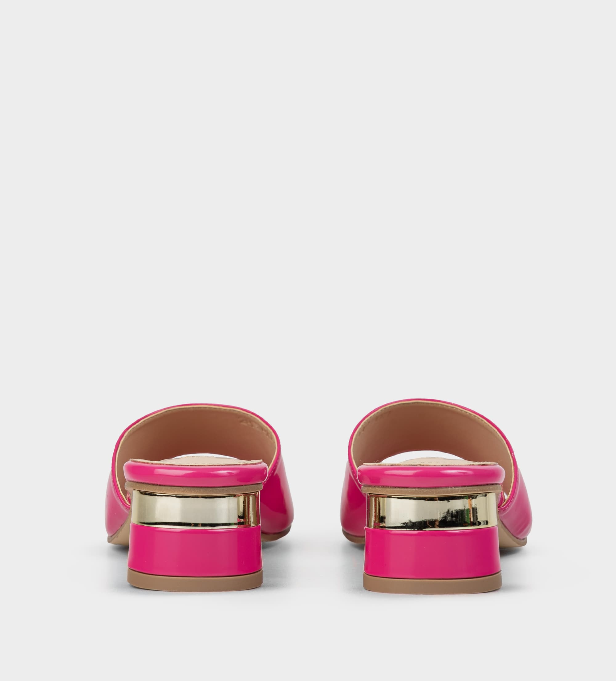 SANDALIA MULE TACÓN BAJO CHAROL ROSA