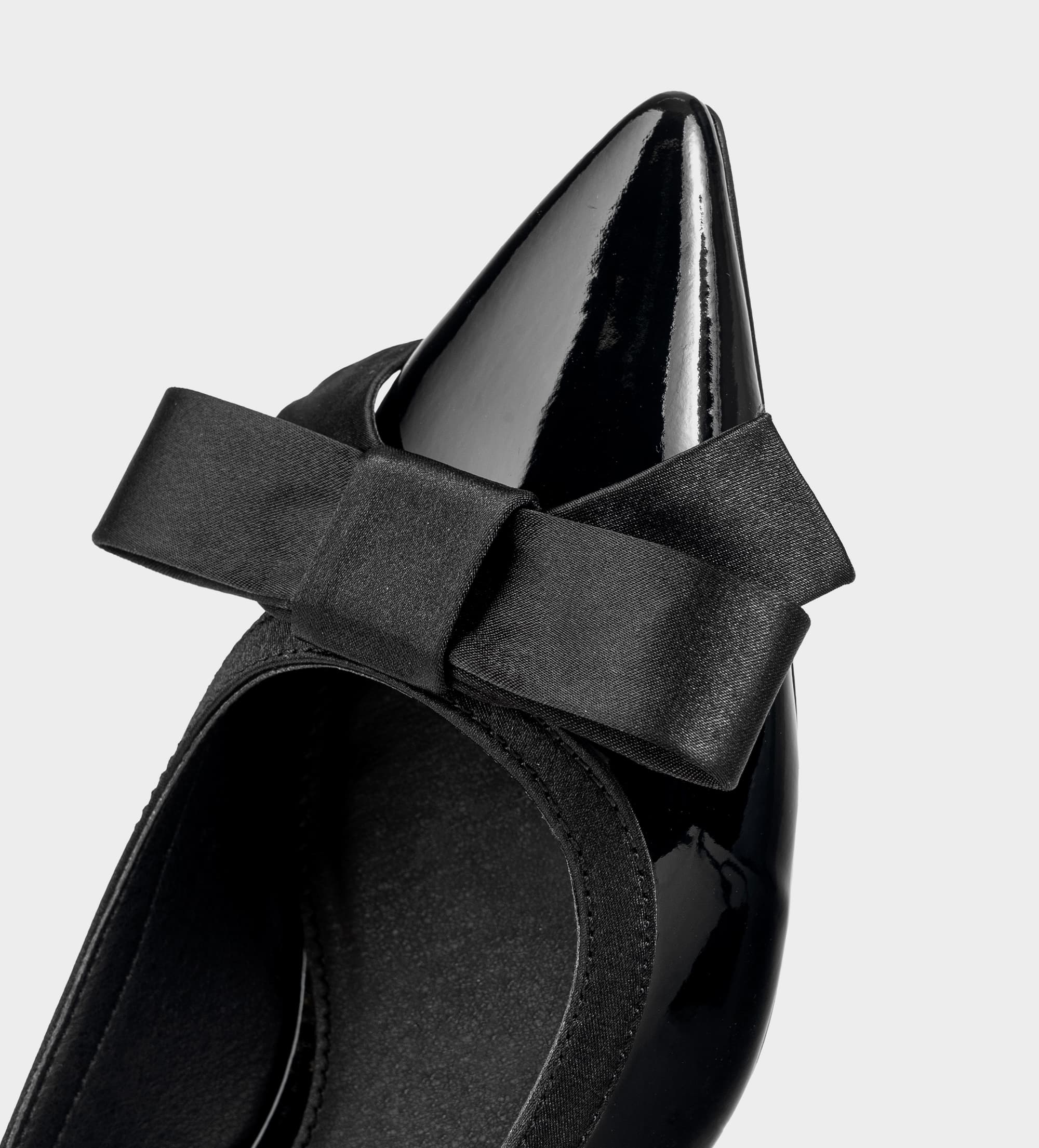 ZAPATILLA DESTALONADA TACÓN KITTEN CHAROL NEGRO