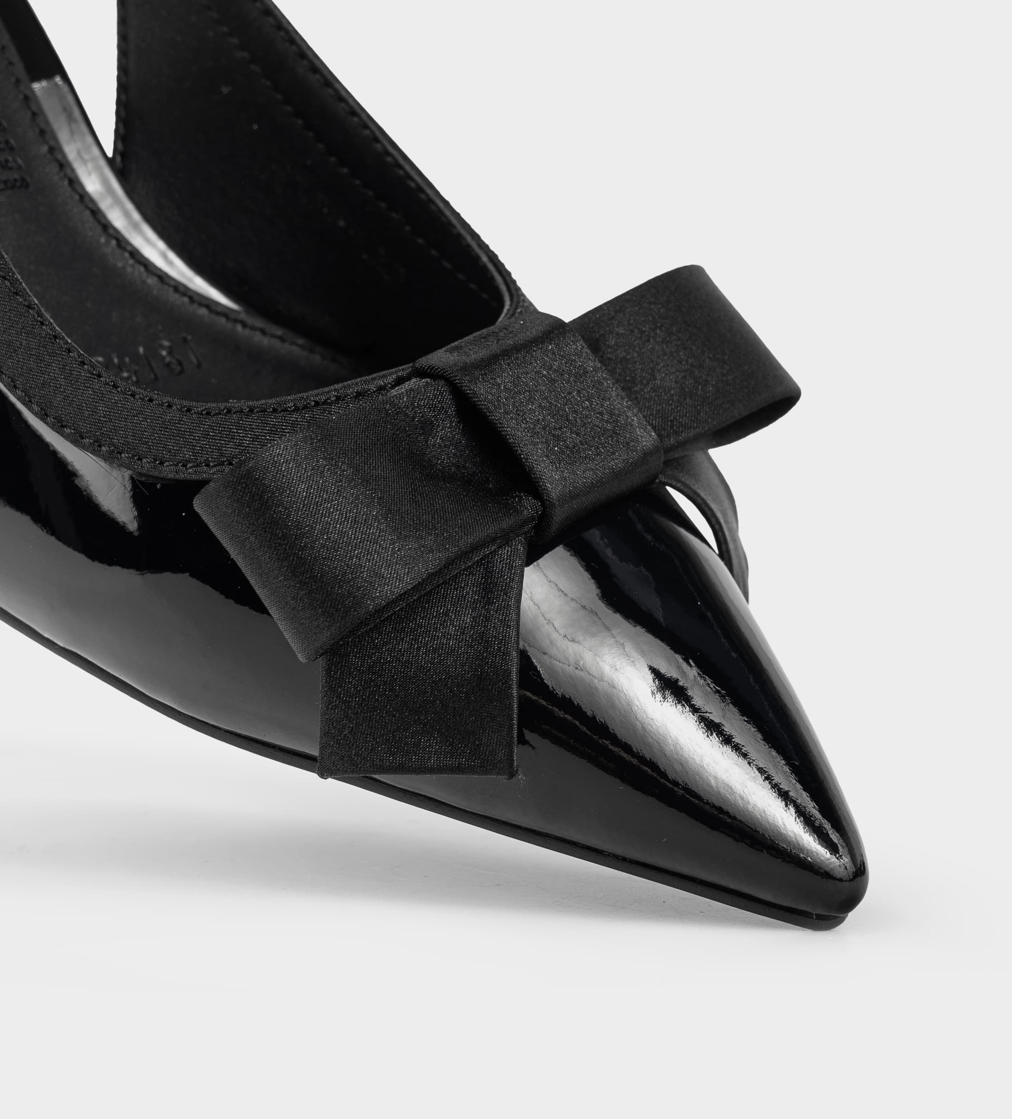 ZAPATILLA DESTALONADA TACÓN KITTEN CHAROL NEGRO