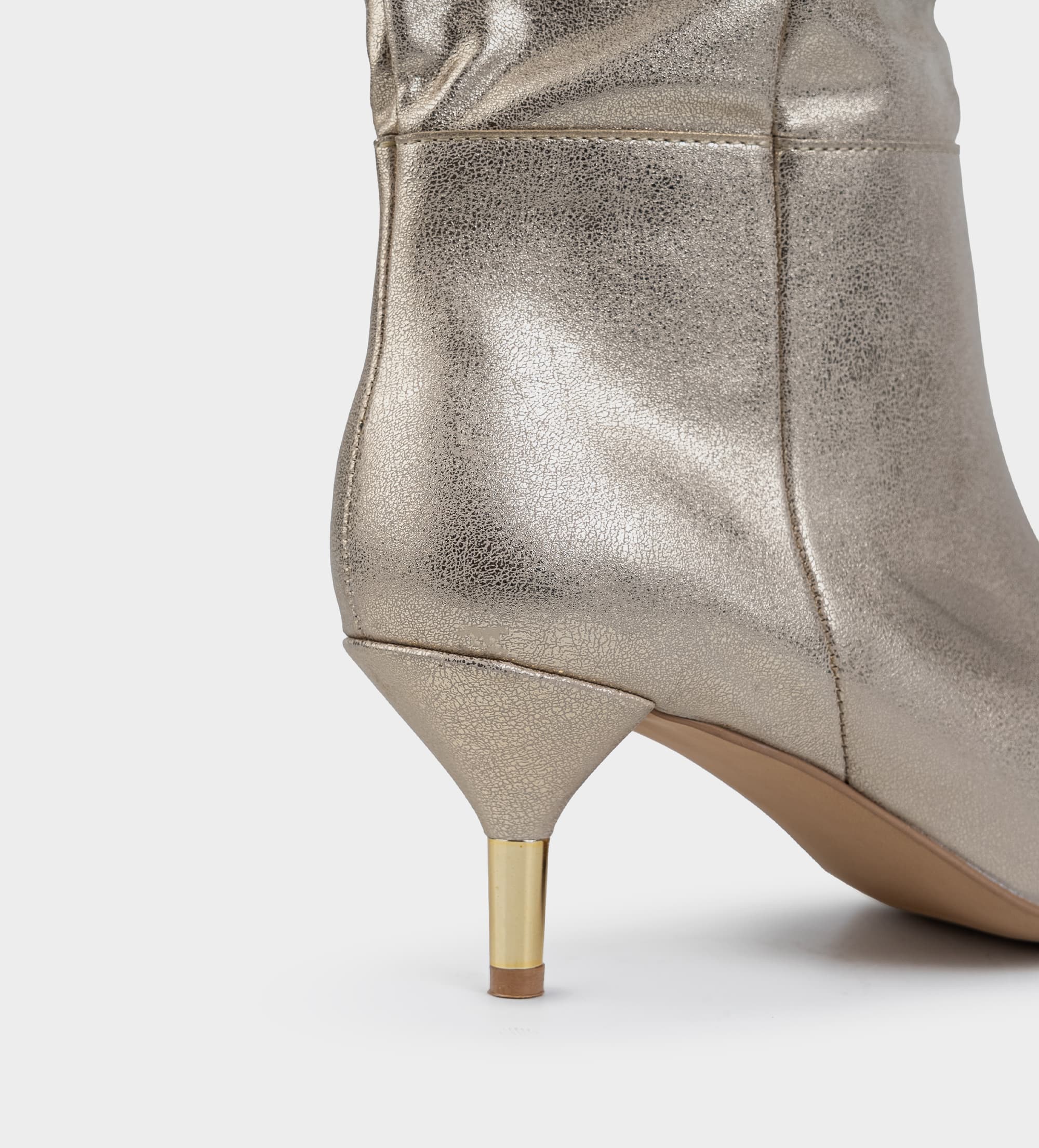 BOTA ALTA TACÓN BAJO SLOUCHY PIEL ORO
