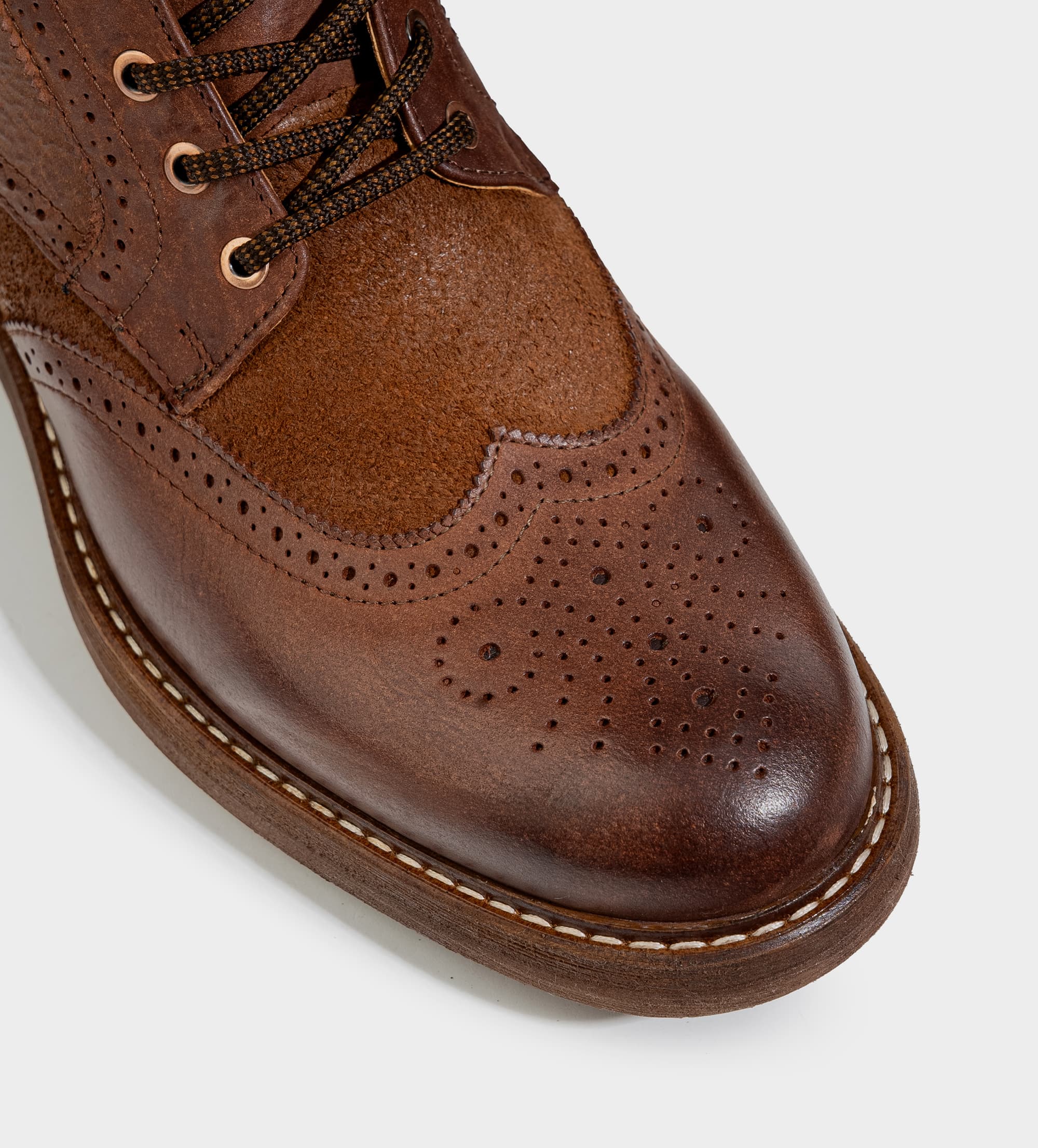 BOTA AGUJETAS BROGUE PIEL MIEL