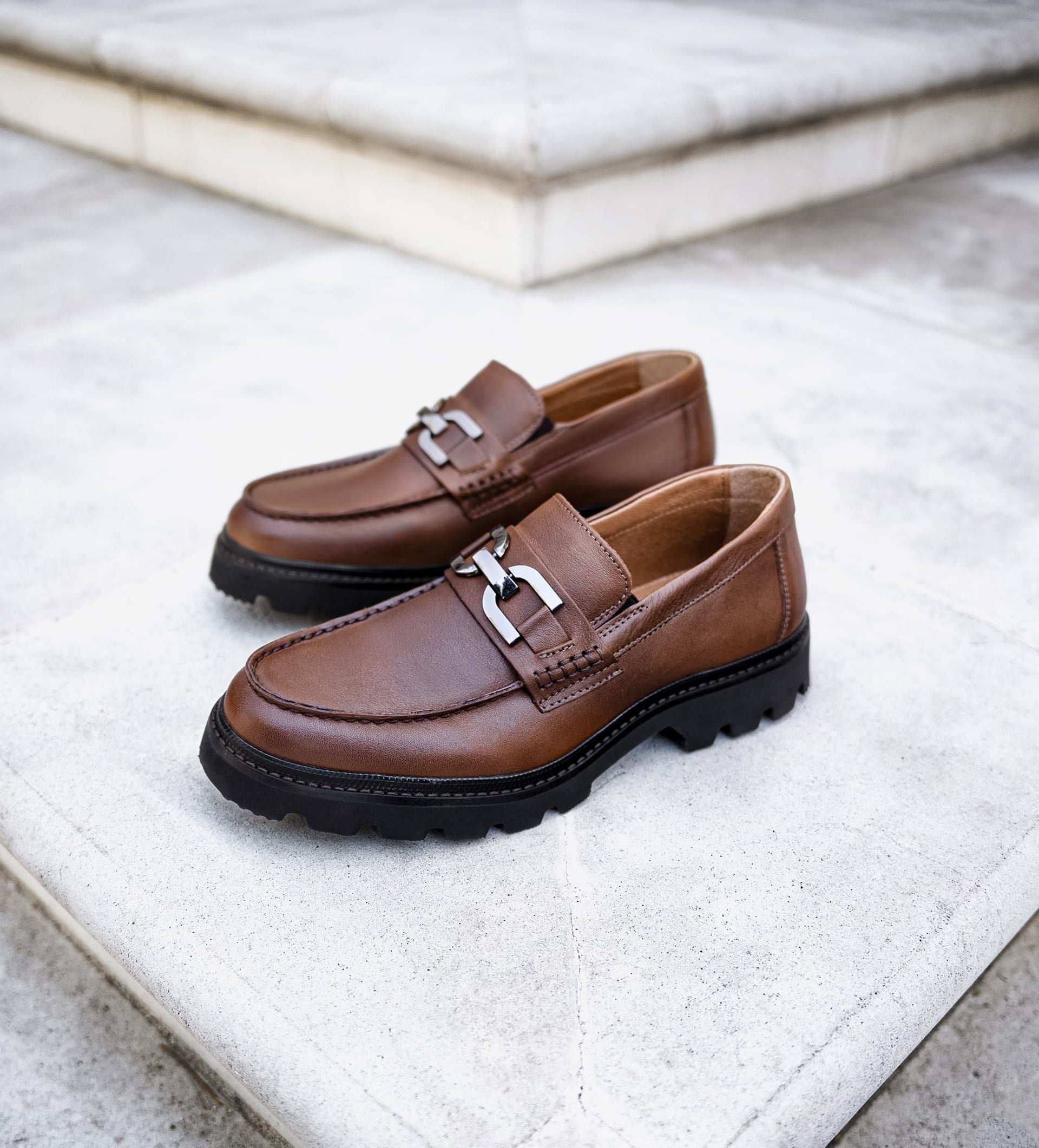 MOCASÍN TRACK HERRAJE PIEL CAFÉ –