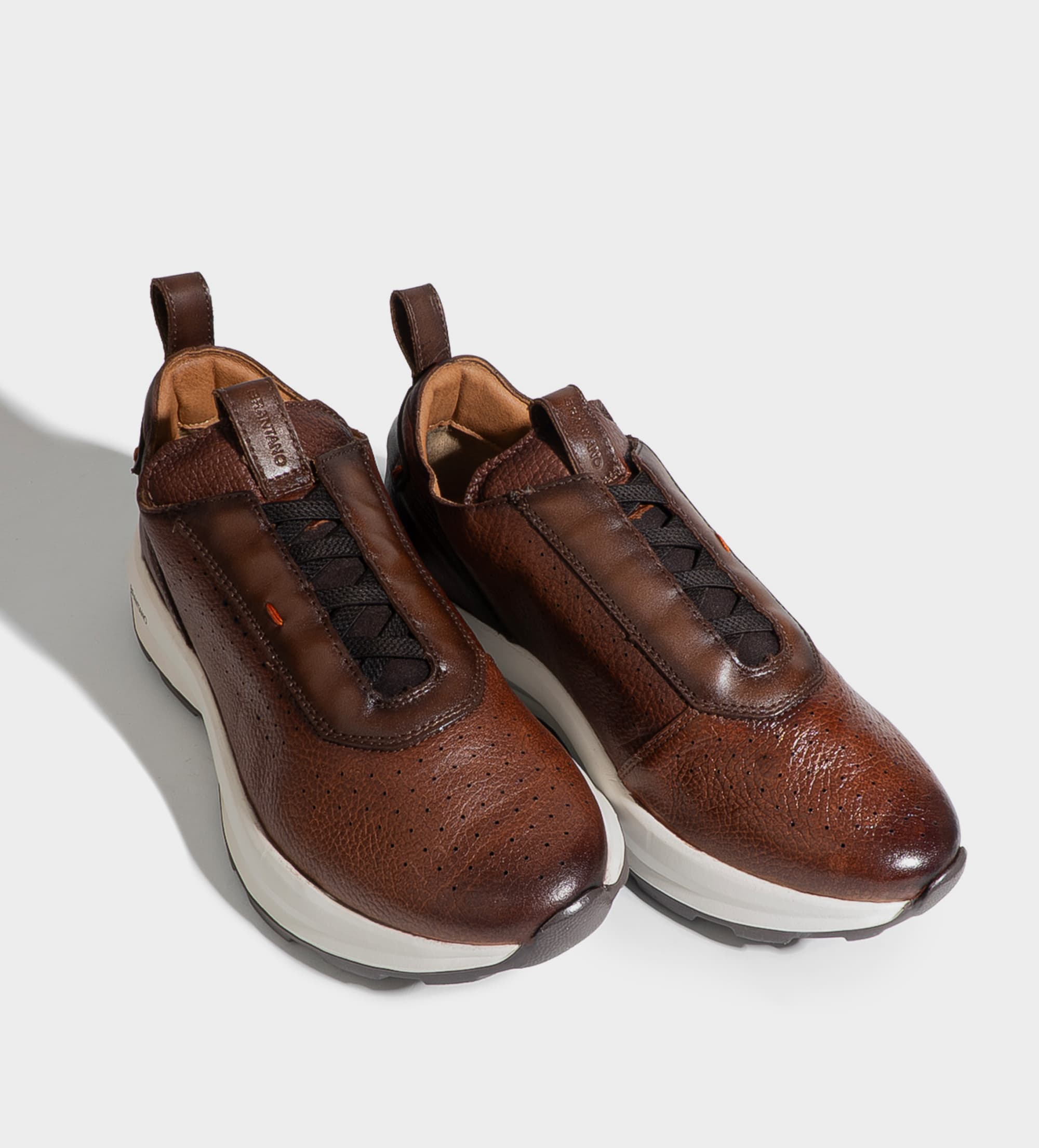 SNEAKER SUELA ULTRA LIGERA AGUJETAS ELÁSTICAS PIEL CAFÉ