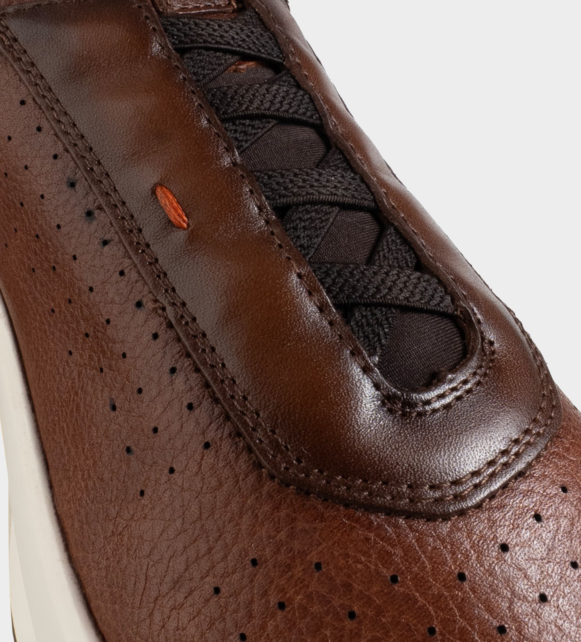 SNEAKER SUELA ULTRA LIGERA AGUJETAS ELÁSTICAS PIEL CAFÉ