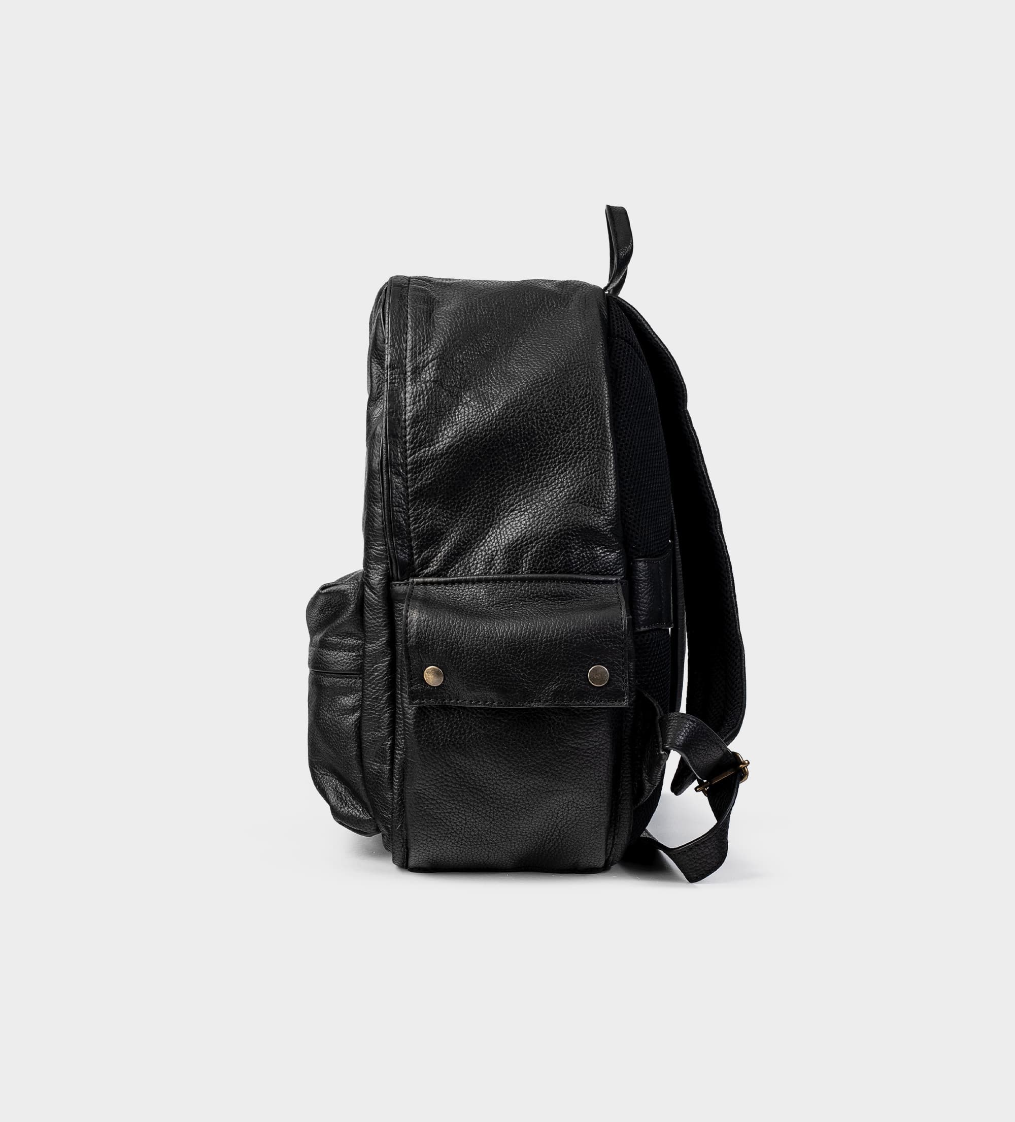 MOCHILA BOLSILLOS EXTERIORES PIEL NEGRO