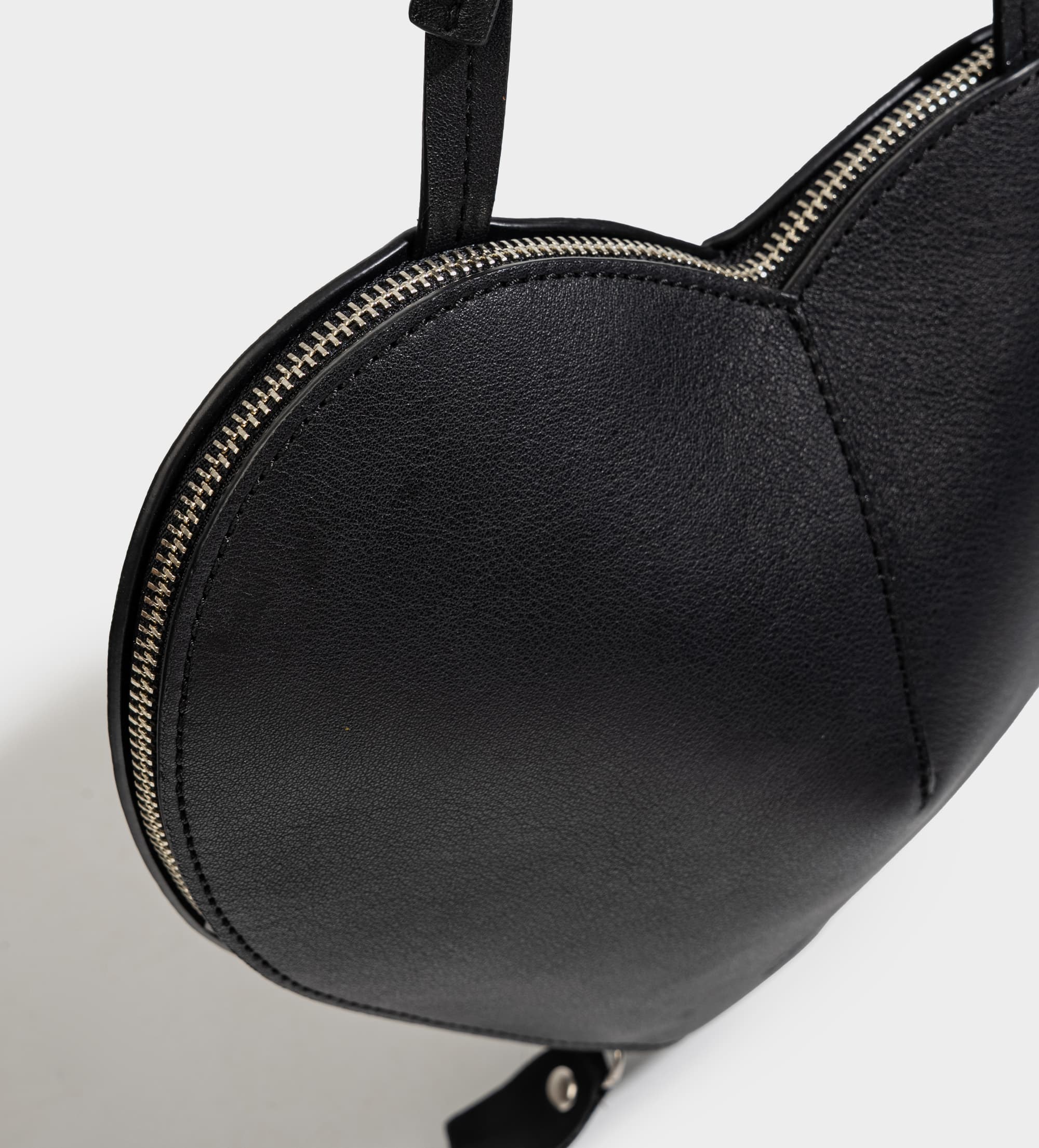 BOLSA CROSSBODY CORAZÓN PIEL NEGRO