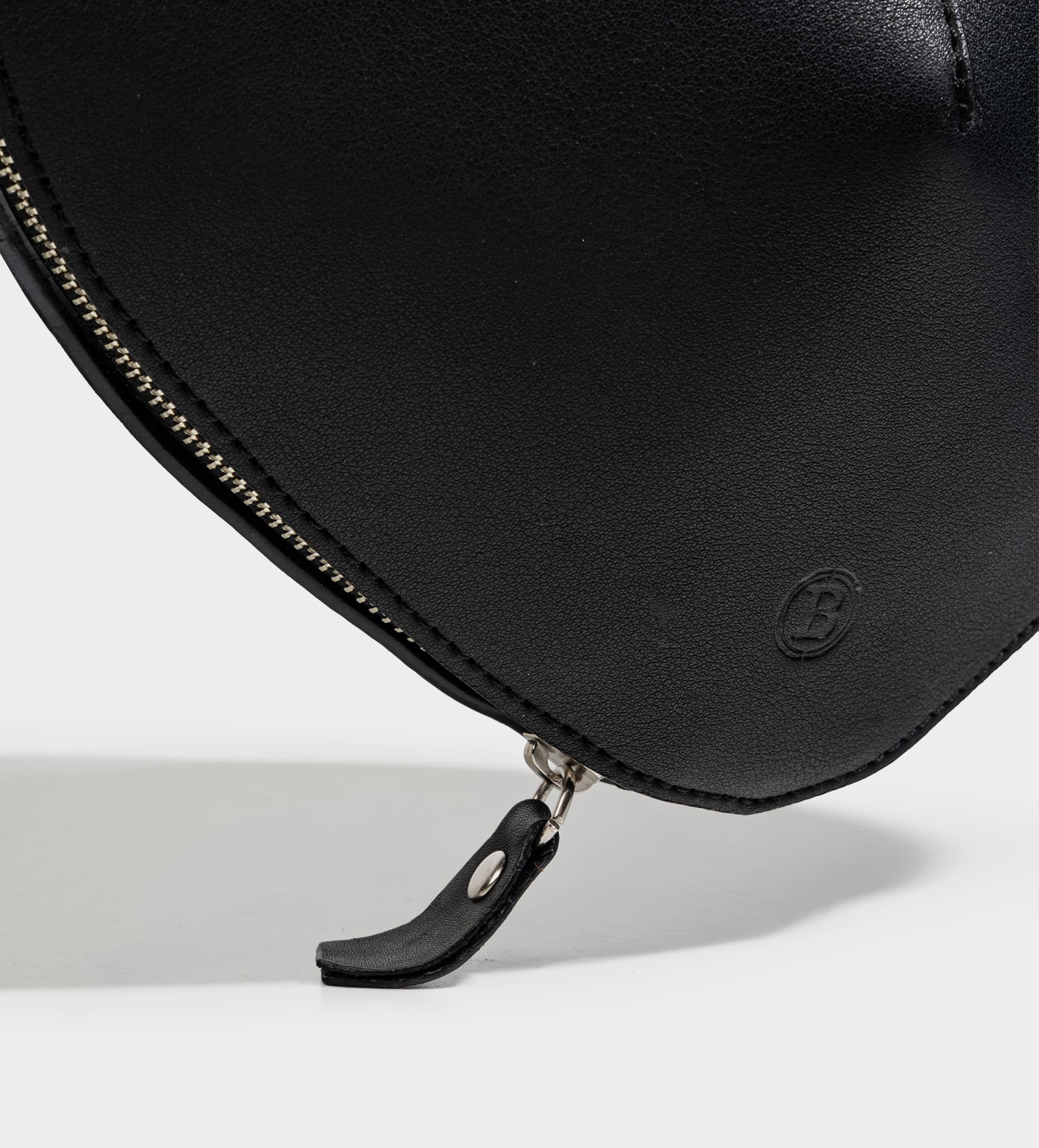 BOLSA CROSSBODY CORAZÓN PIEL NEGRO
