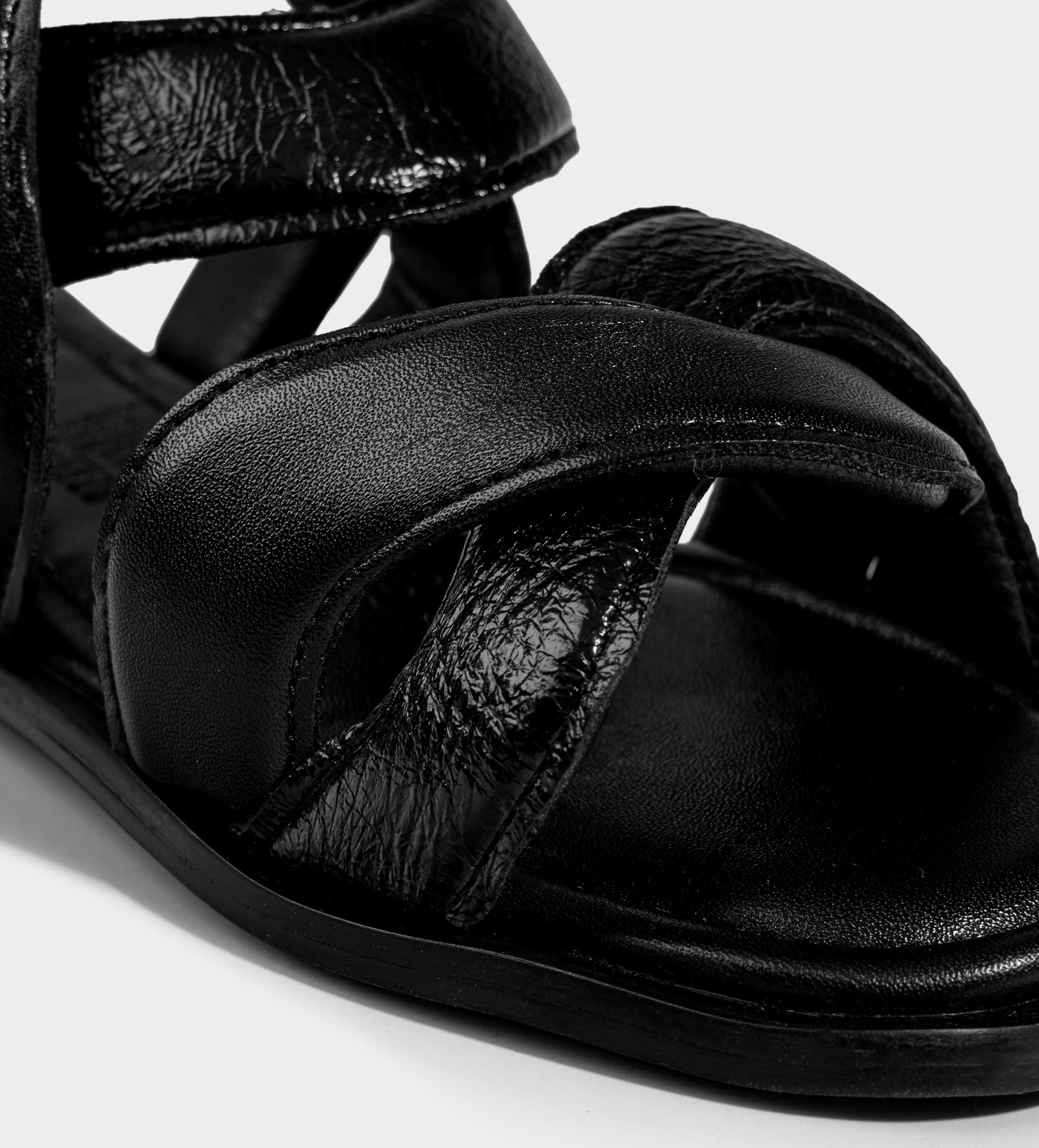 SANDALIA FLAT TIRAS CRUZADAS NEGRO