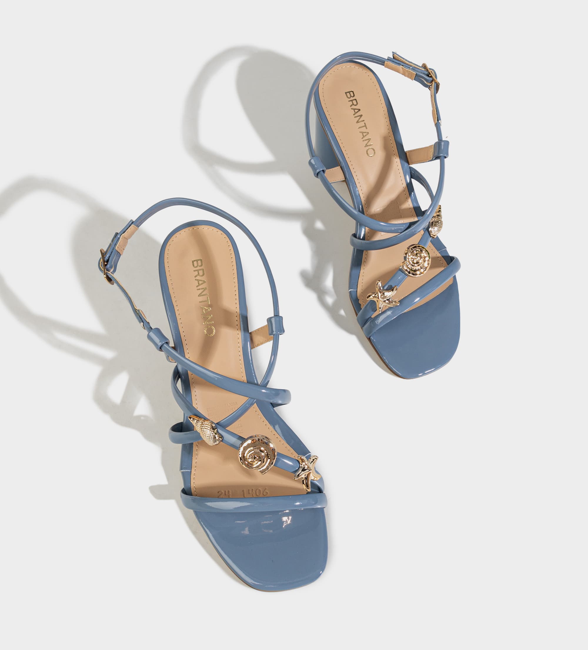 SANDALIA TACÓN CÓMODO CHAROL AZUL