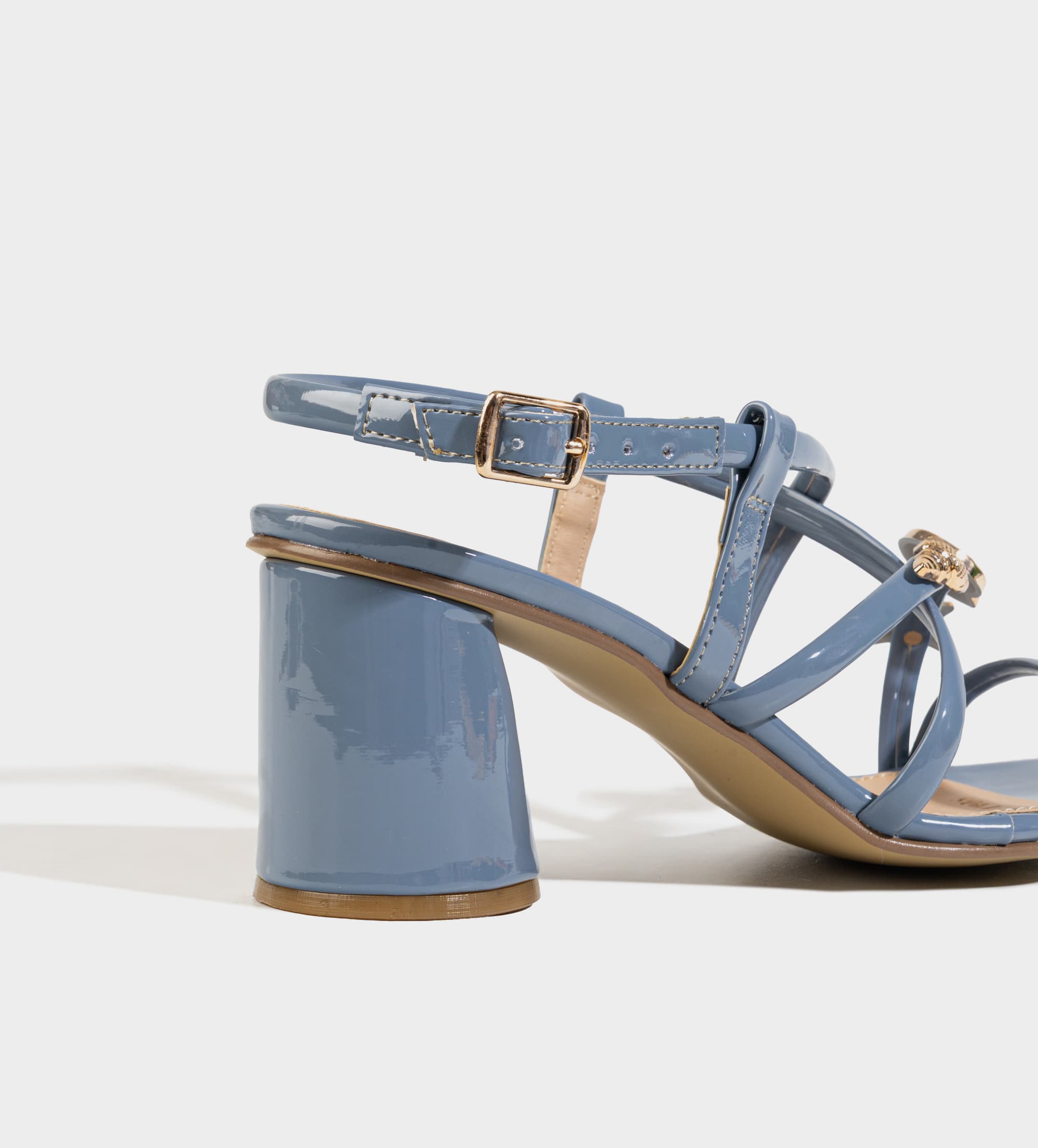 SANDALIA TACÓN CÓMODO CHAROL AZUL