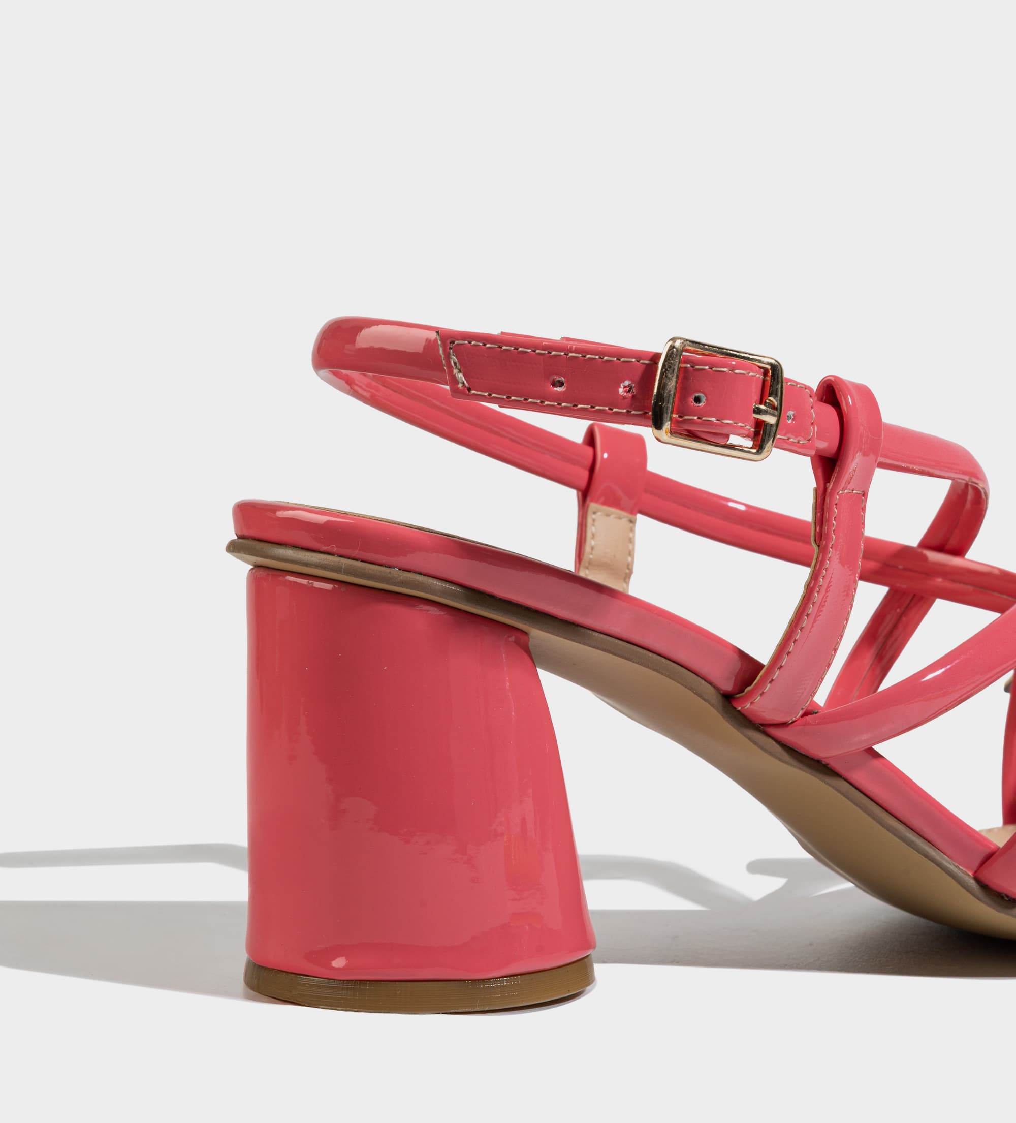 SANDALIA TACÓN CÓMODO CHAROL ROSA CORAL