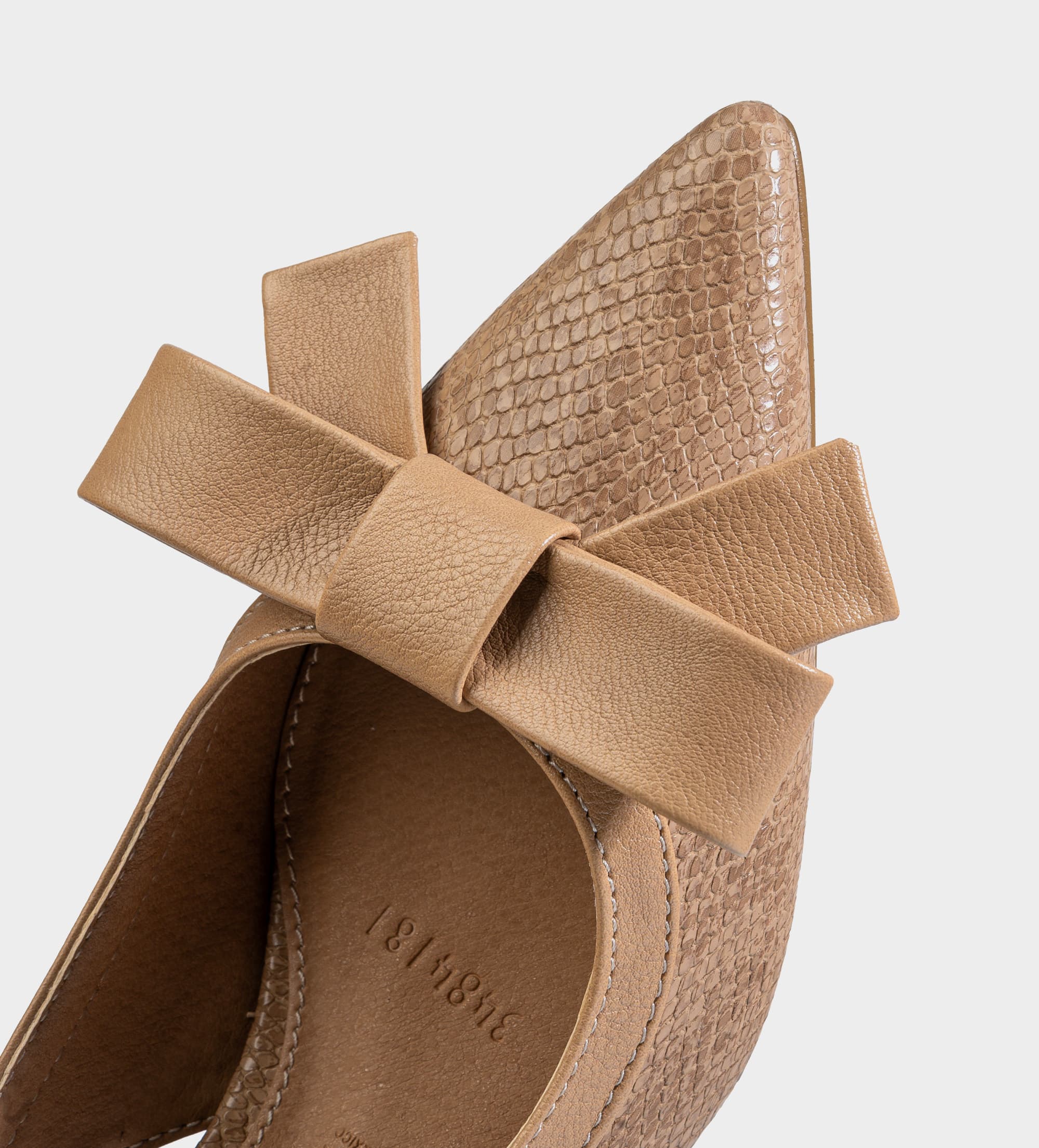 ZAPATILLA DESTALONADA TACÓN KITTEN GRABADO NUDE