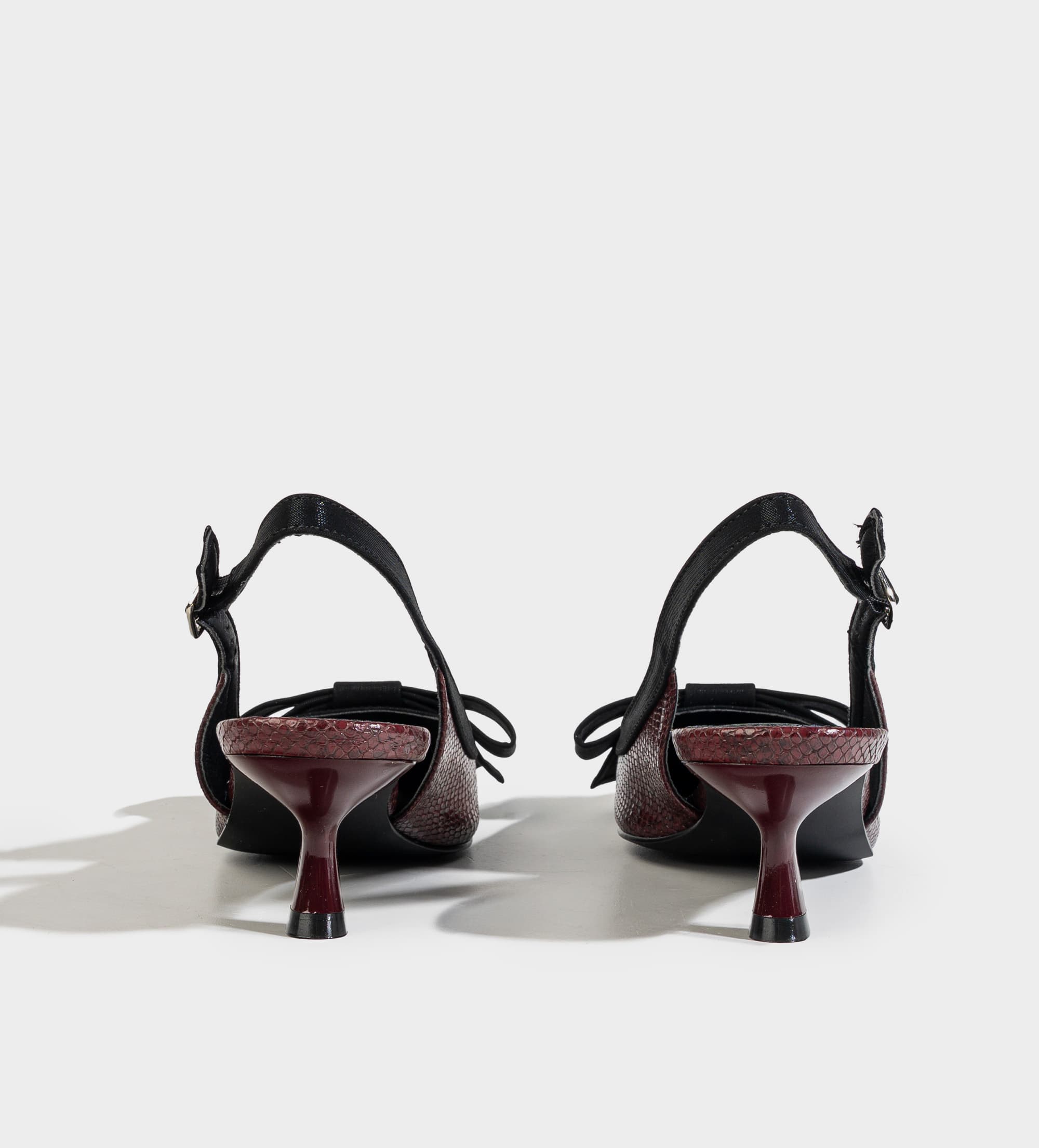 ZAPATILLA DESTALONADA TACÓN KITTEN GRABADO VINO
