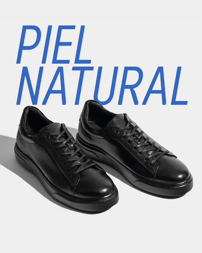 La piel natural es transpirable, permitiendo que el aire circule libremente alrededor de tus pies. Es un material flexible que se adapta gradualmente a la forma de tus pies, proporcionando una comodidad incomparable.
