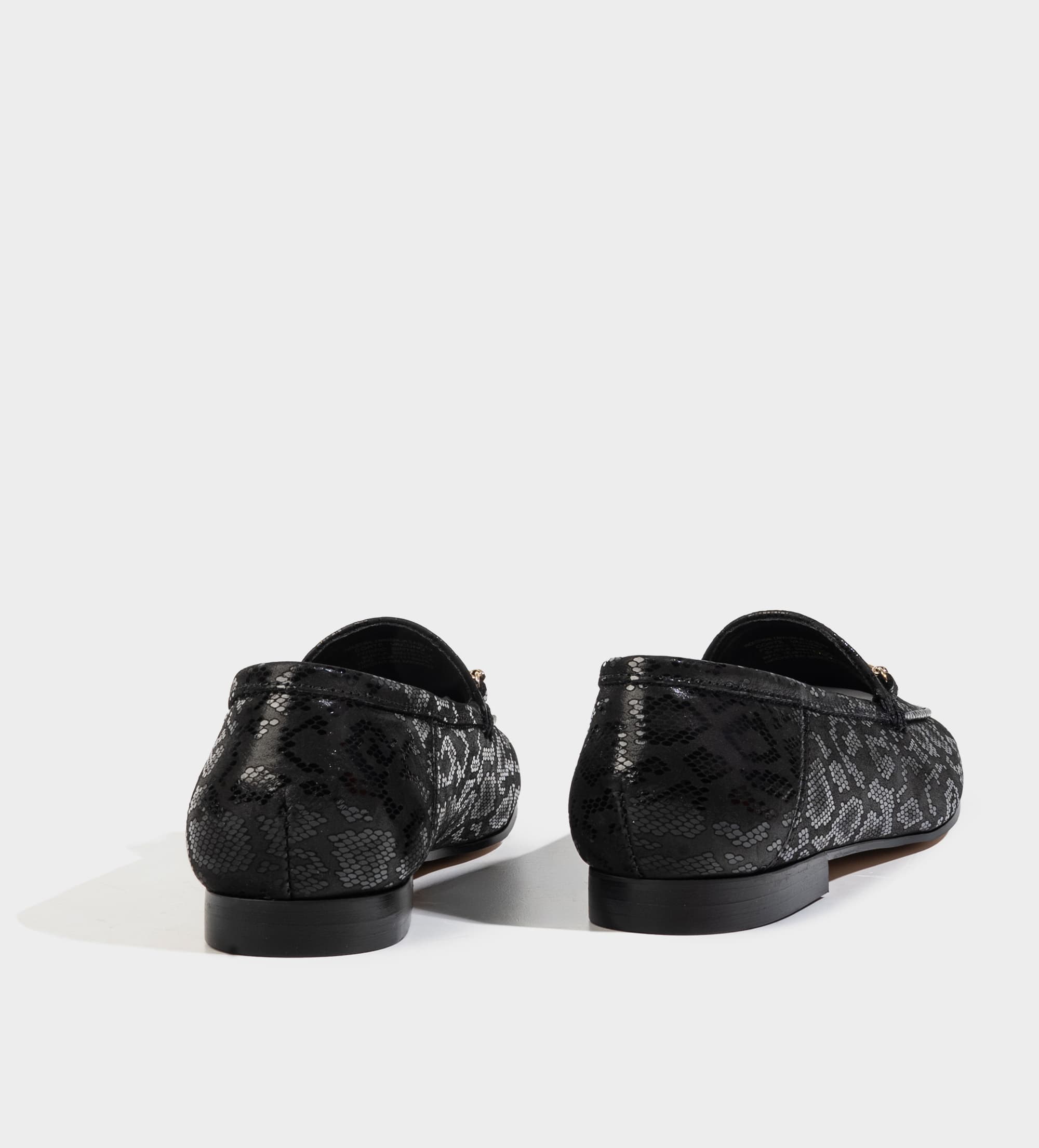 MOCASÍN PIEL HERRAJE GRABADO SNAKE NEGRO