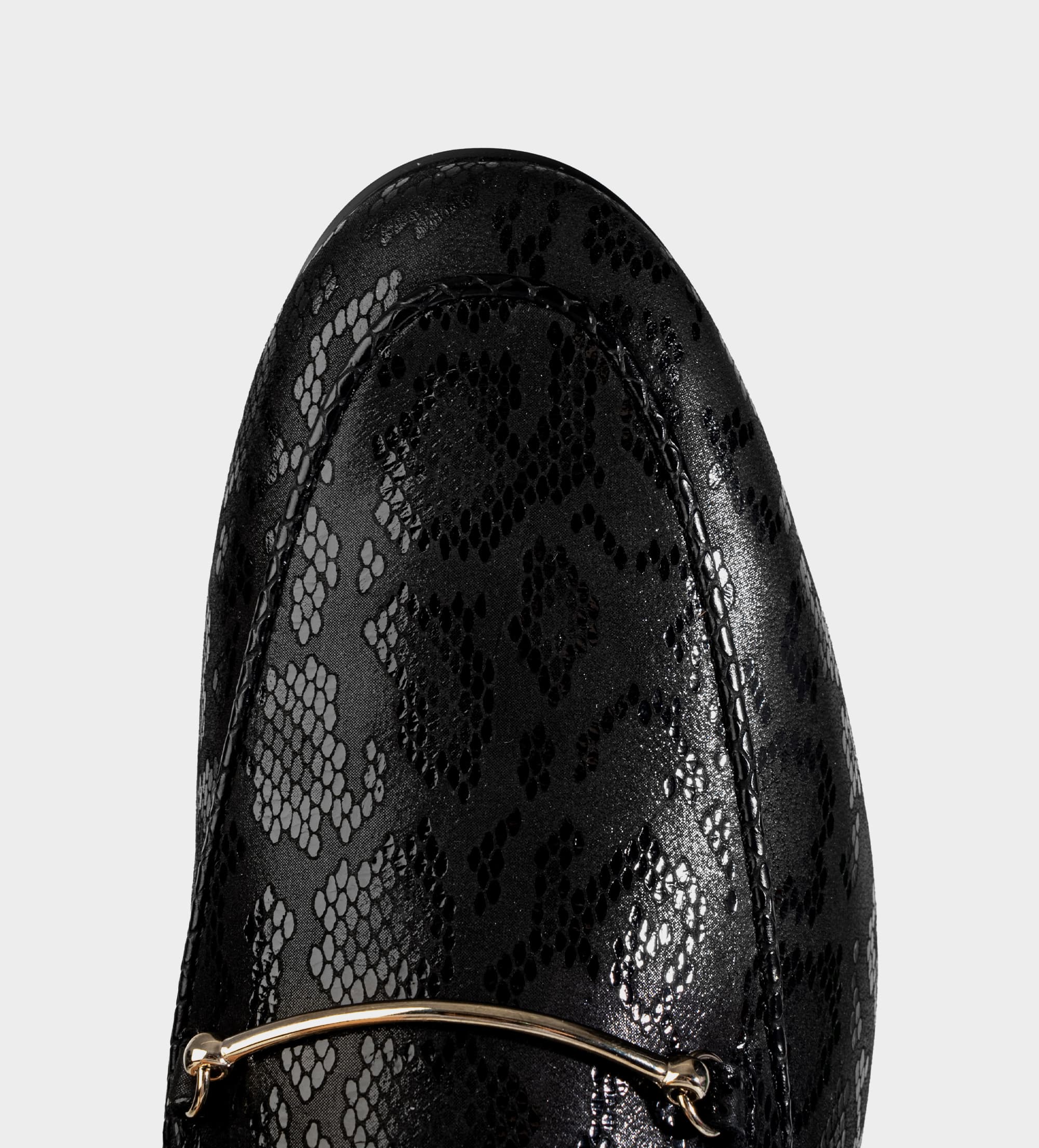 MOCASÍN PIEL HERRAJE GRABADO SNAKE NEGRO