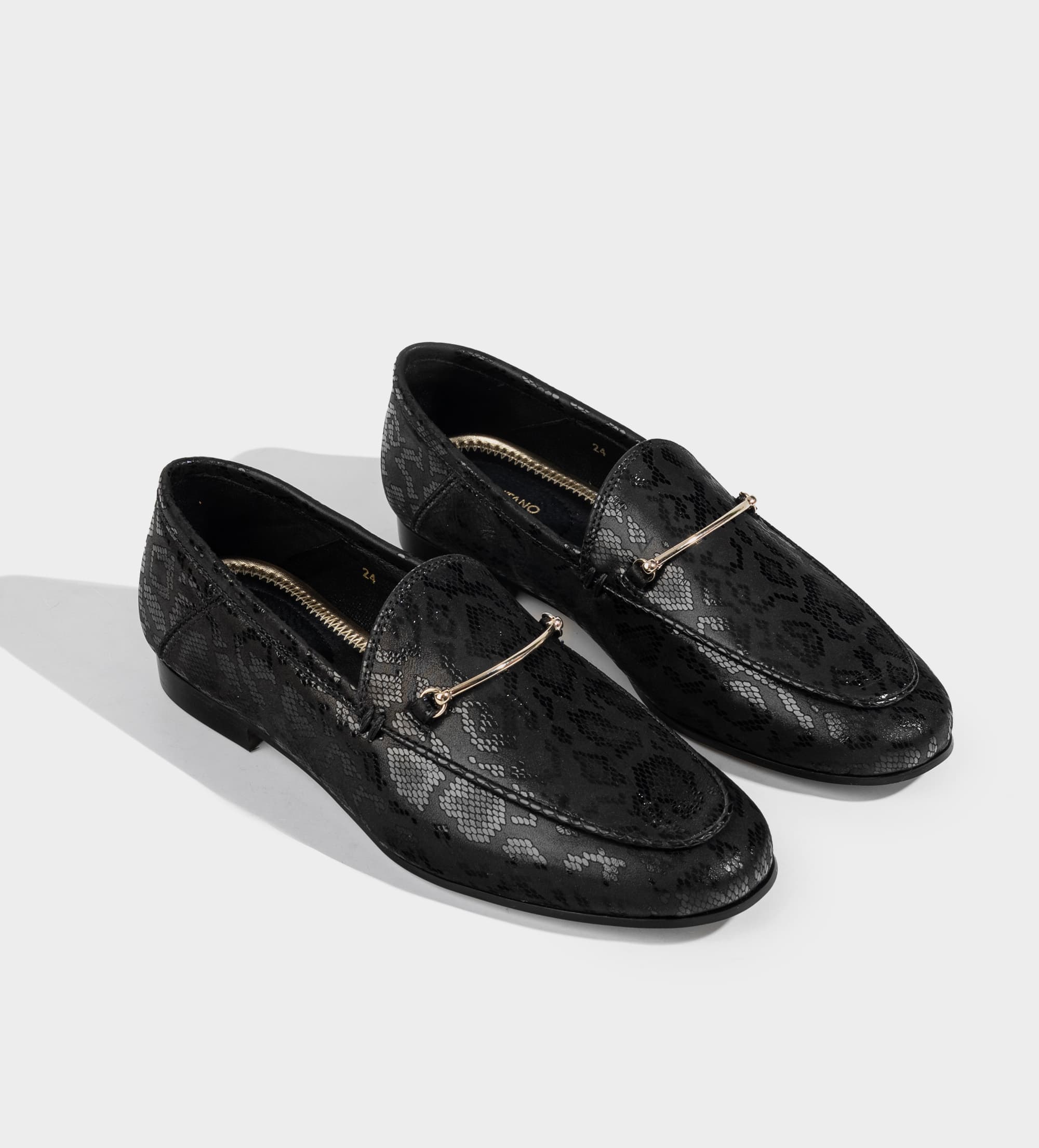 MOCASÍN PIEL HERRAJE GRABADO SNAKE NEGRO