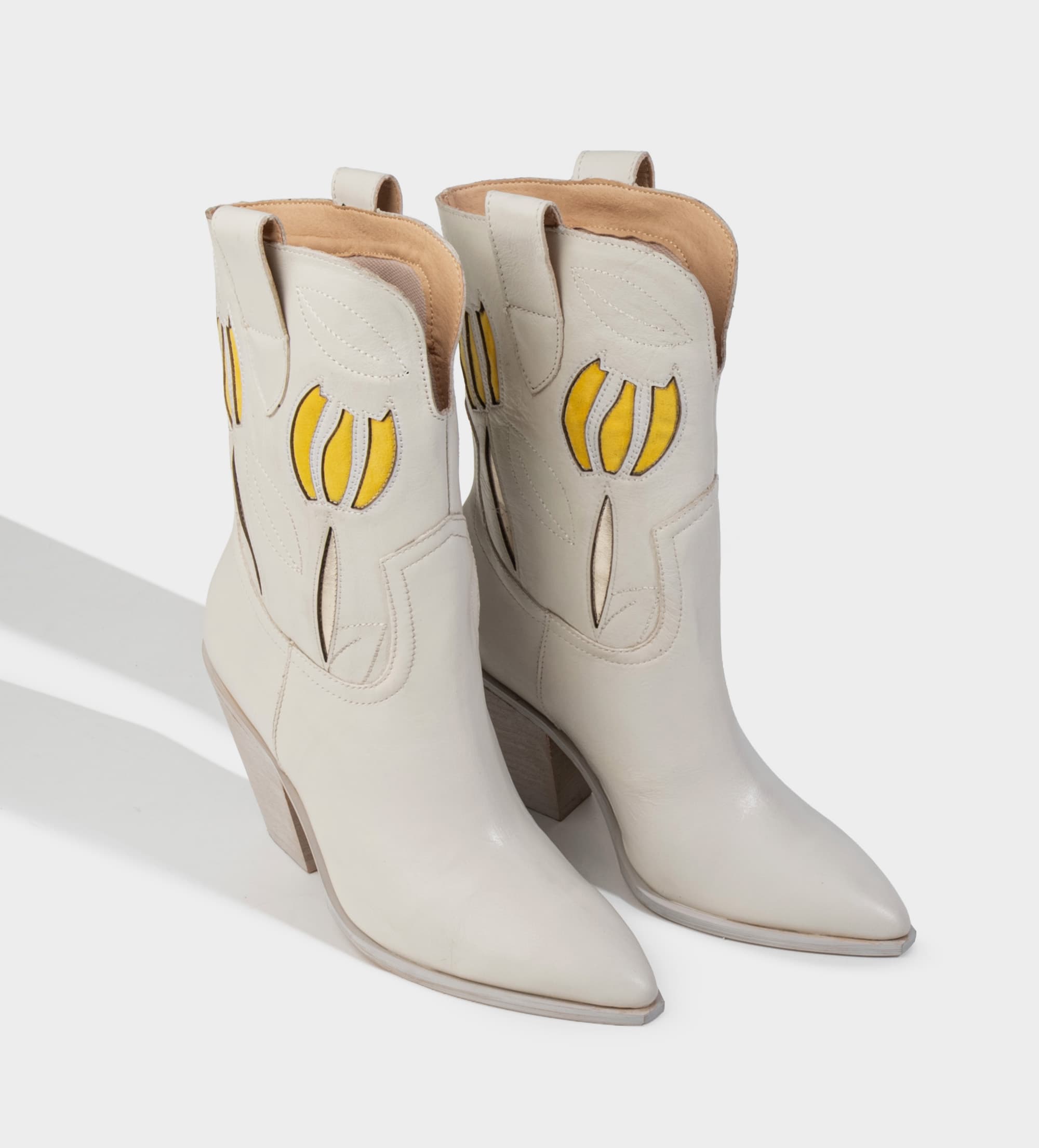 BOTA WESTERN PIEL BLANCO CON FLORES