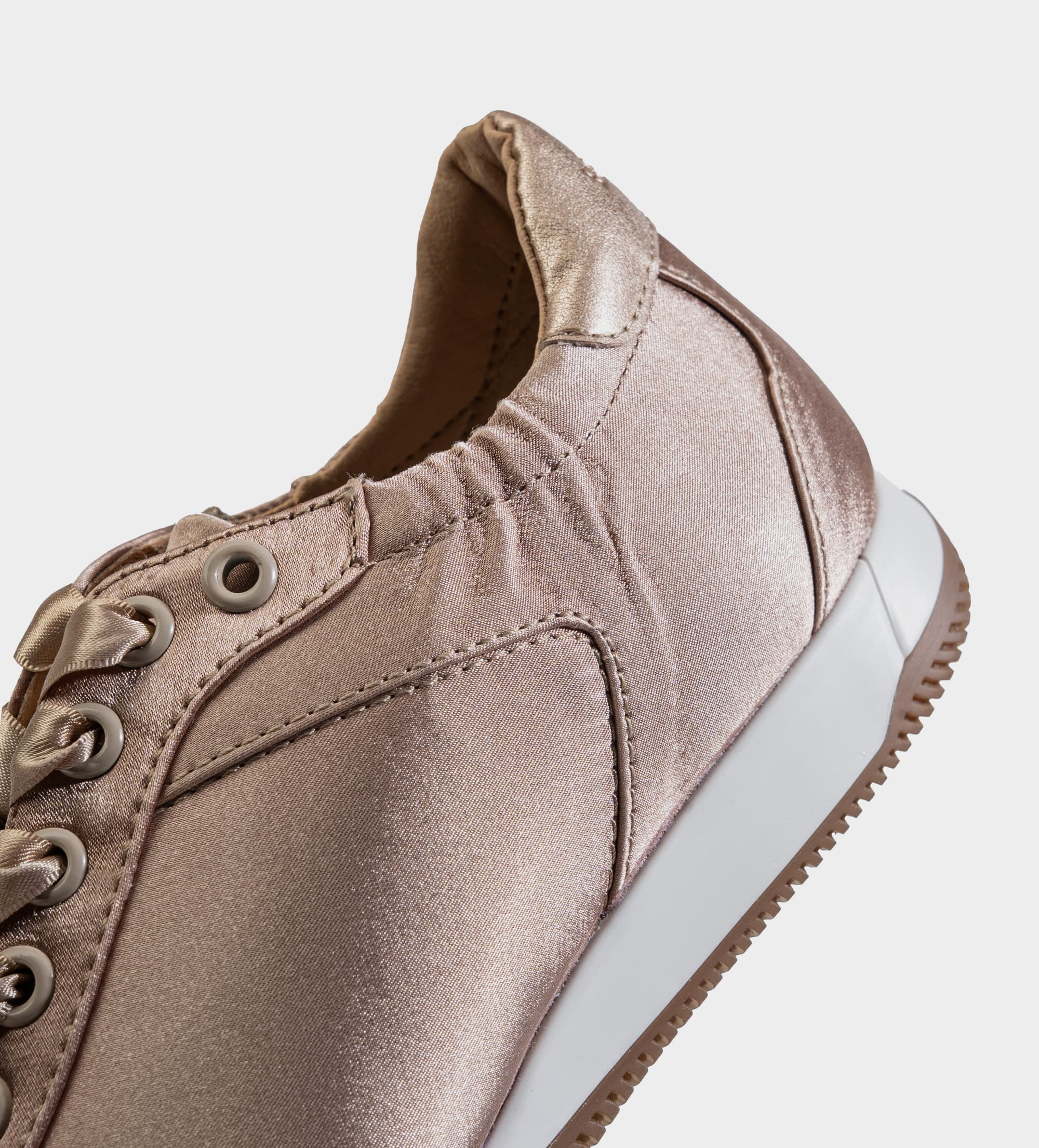 SNEAKER CASUAL TEXTIL SATINADO NUDE