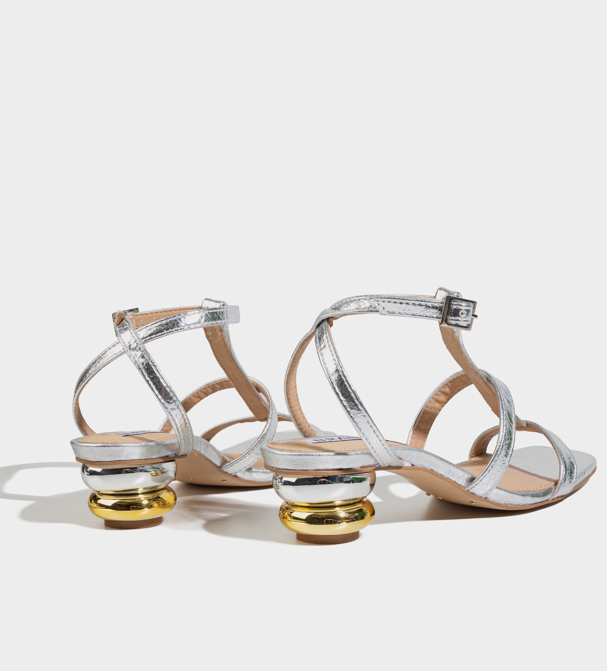 SANDALIA TACÓN PLATA TIRAS METÁLICAS