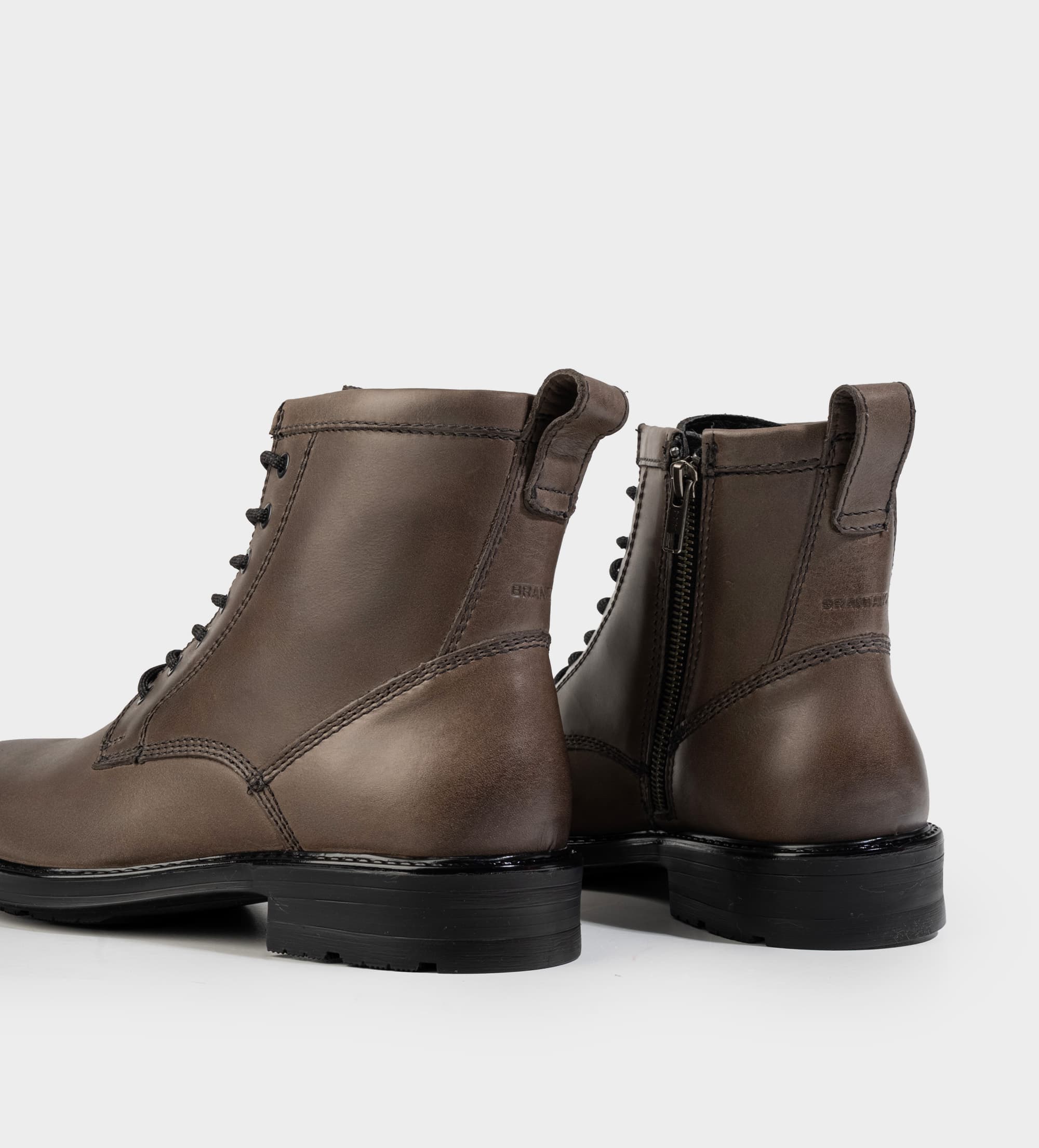 BOTA CASUAL ANTIDERRAPANTE PIEL GRIS