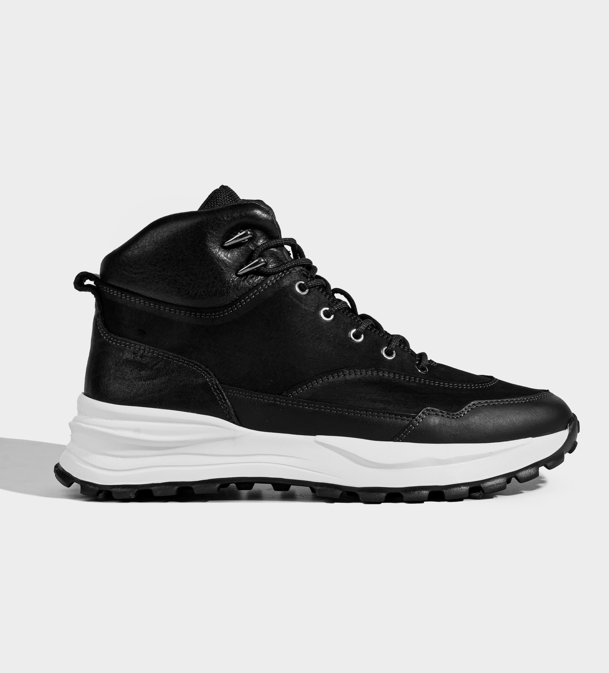 BOTA OUTDOOR SUELA ULTRA LIGERA PIEL NEGRA