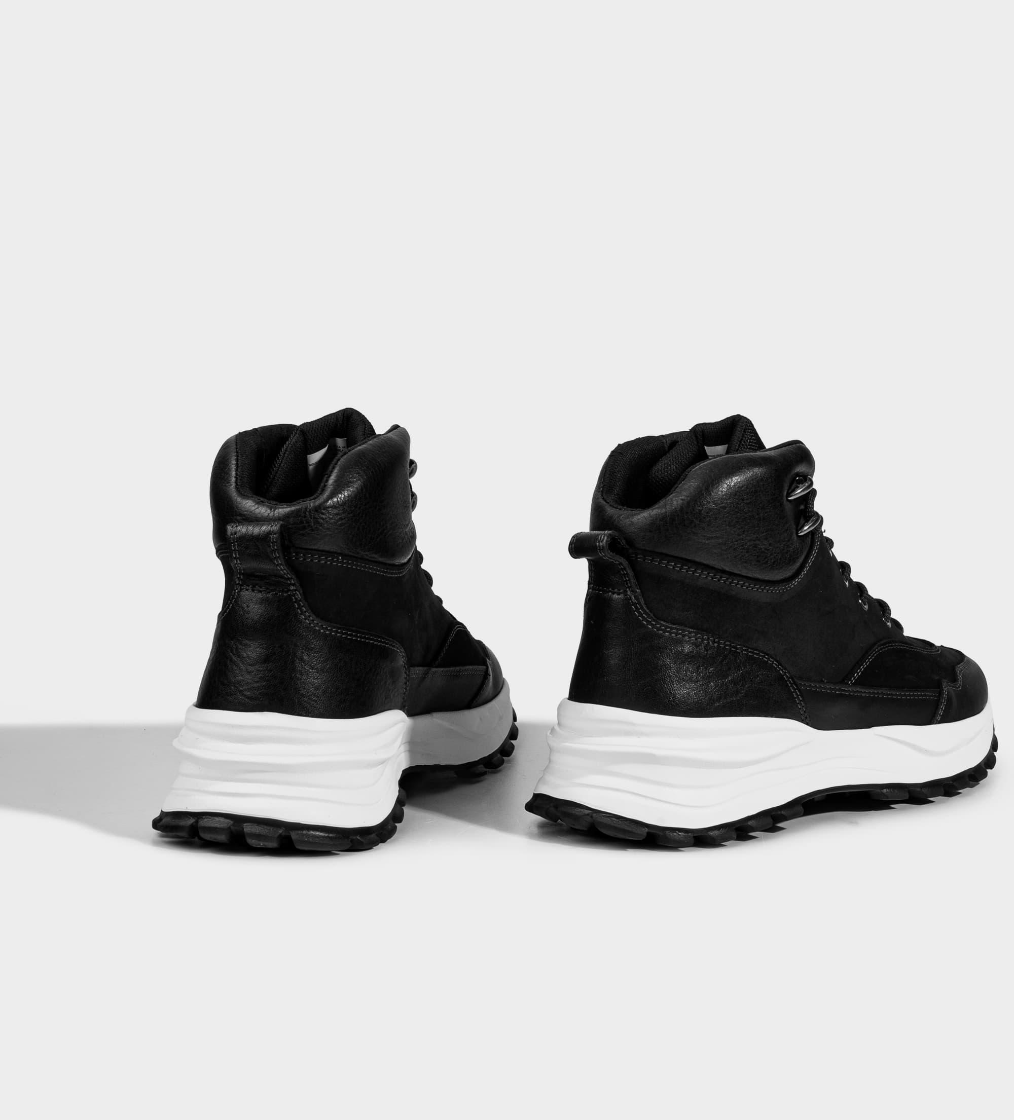 BOTA OUTDOOR SUELA ULTRA LIGERA PIEL NEGRA