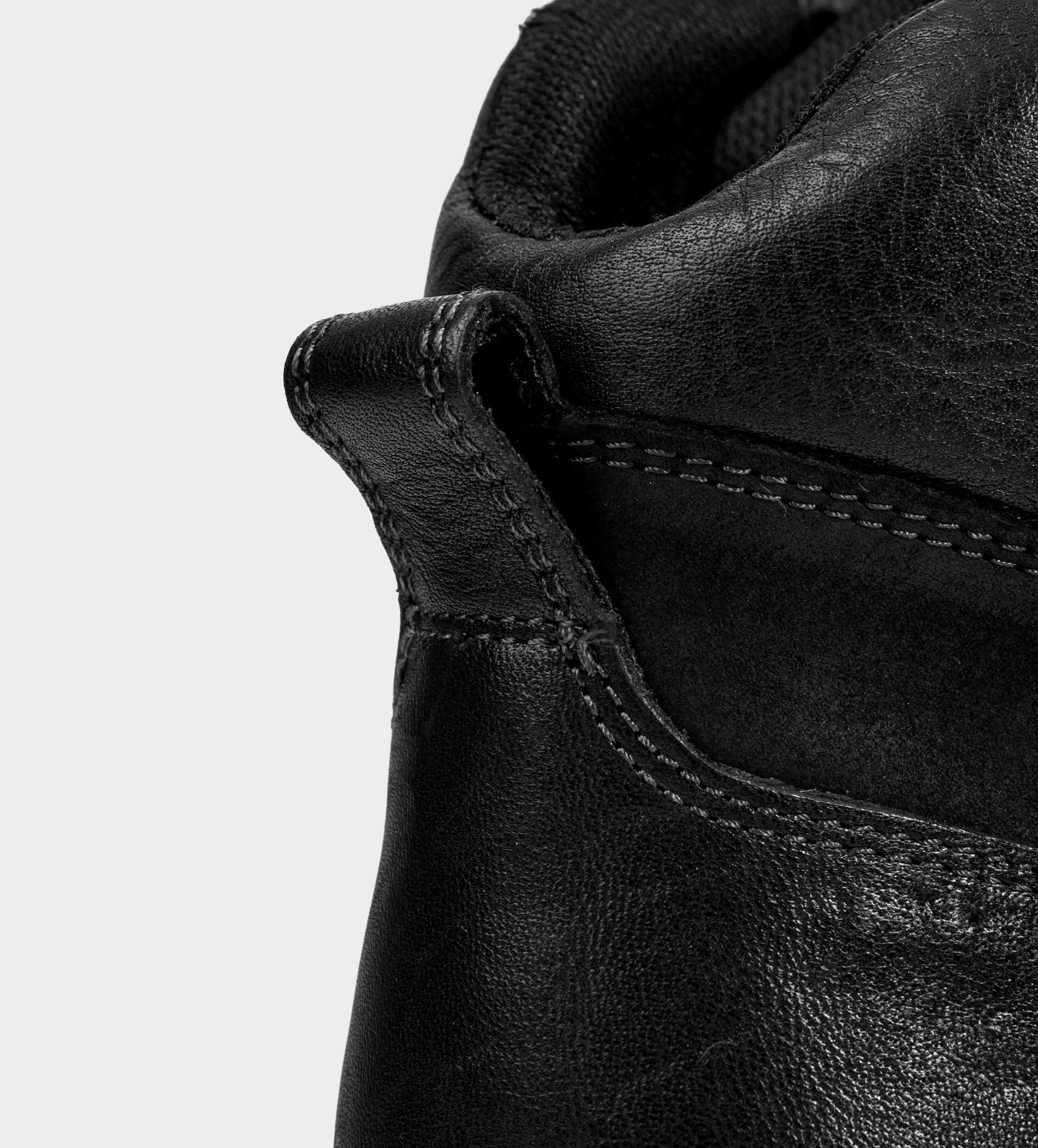 BOTA OUTDOOR SUELA ULTRA LIGERA PIEL NEGRA