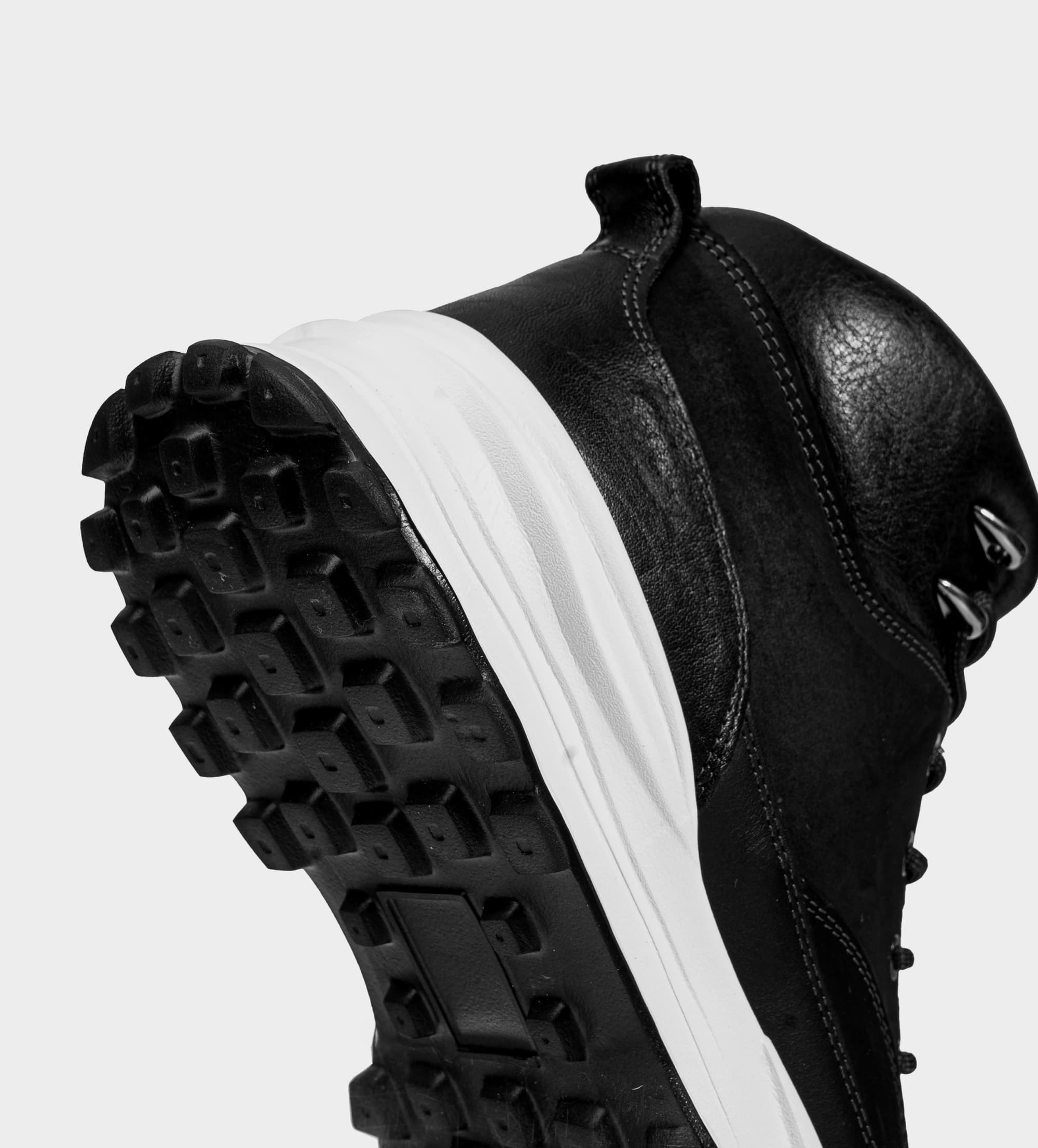 BOTA OUTDOOR SUELA ULTRA LIGERA PIEL NEGRA