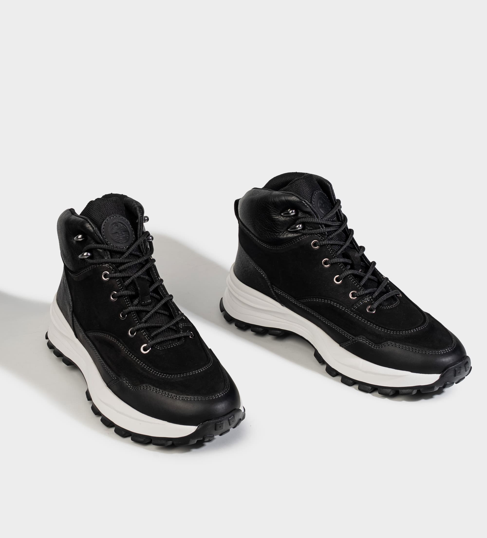 BOTA OUTDOOR SUELA ULTRA LIGERA PIEL NEGRA