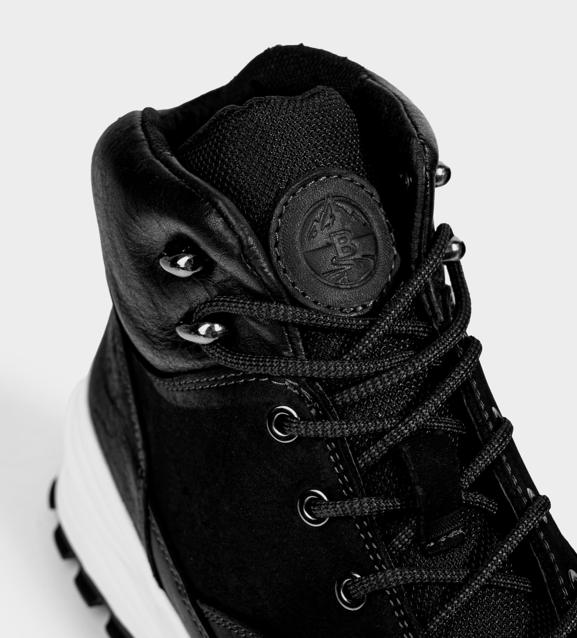 BOTA OUTDOOR SUELA ULTRA LIGERA PIEL NEGRA
