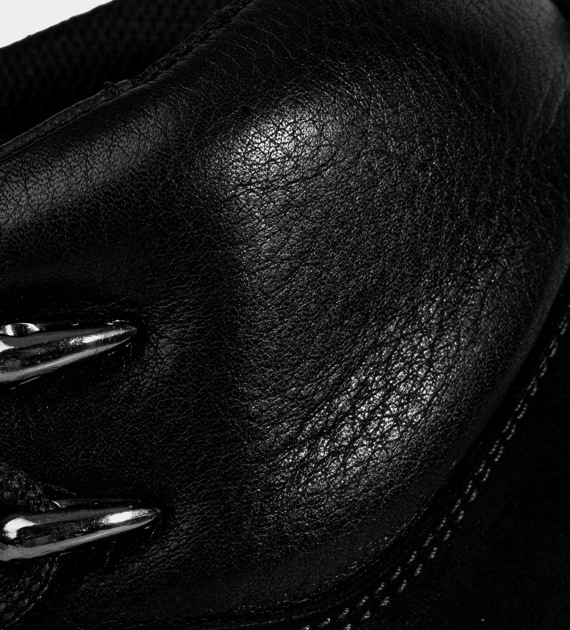 BOTA OUTDOOR SUELA ULTRA LIGERA PIEL NEGRA