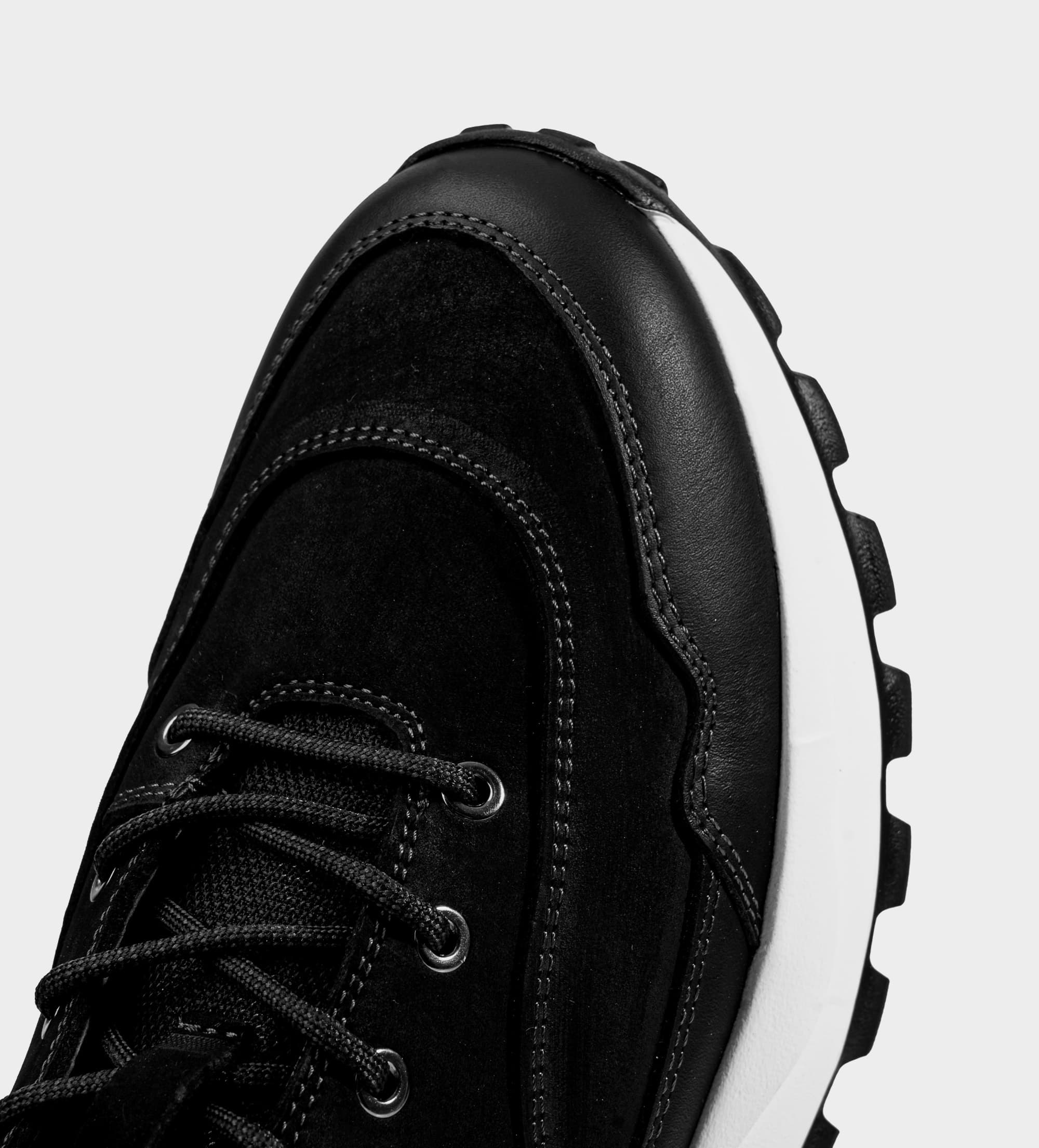 BOTA OUTDOOR SUELA ULTRA LIGERA PIEL NEGRA