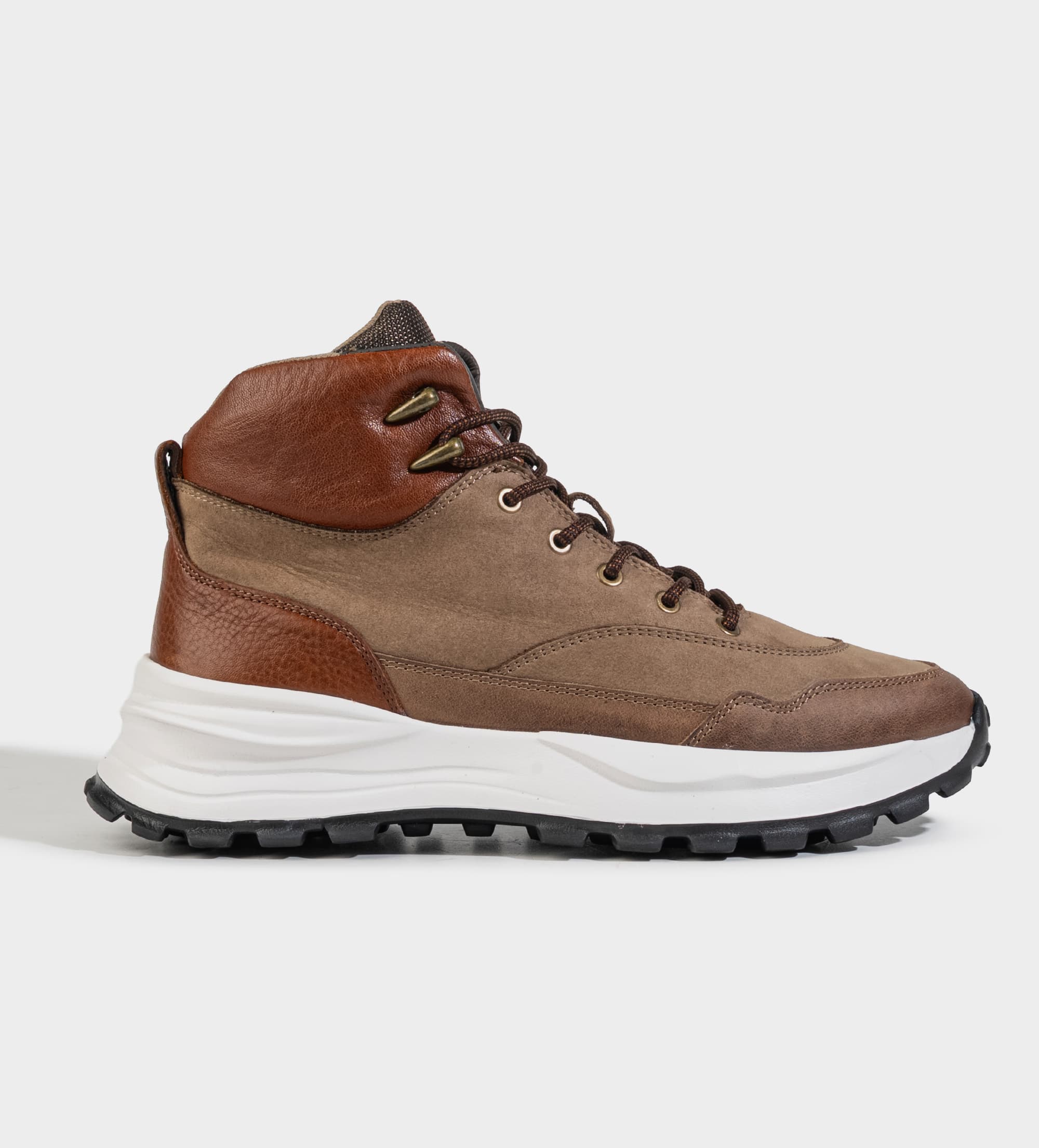 BOTA OUTDOOR SUELA ULTRA LIGERA PIEL CAFÉ
