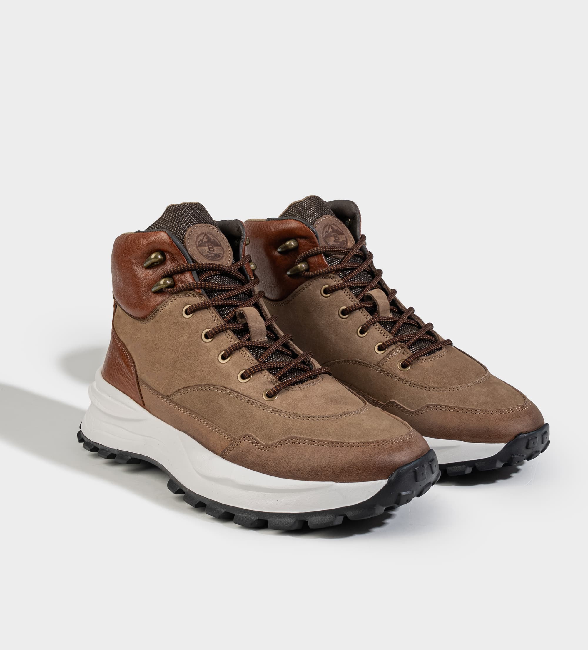 BOTA OUTDOOR SUELA ULTRA LIGERA PIEL CAFÉ