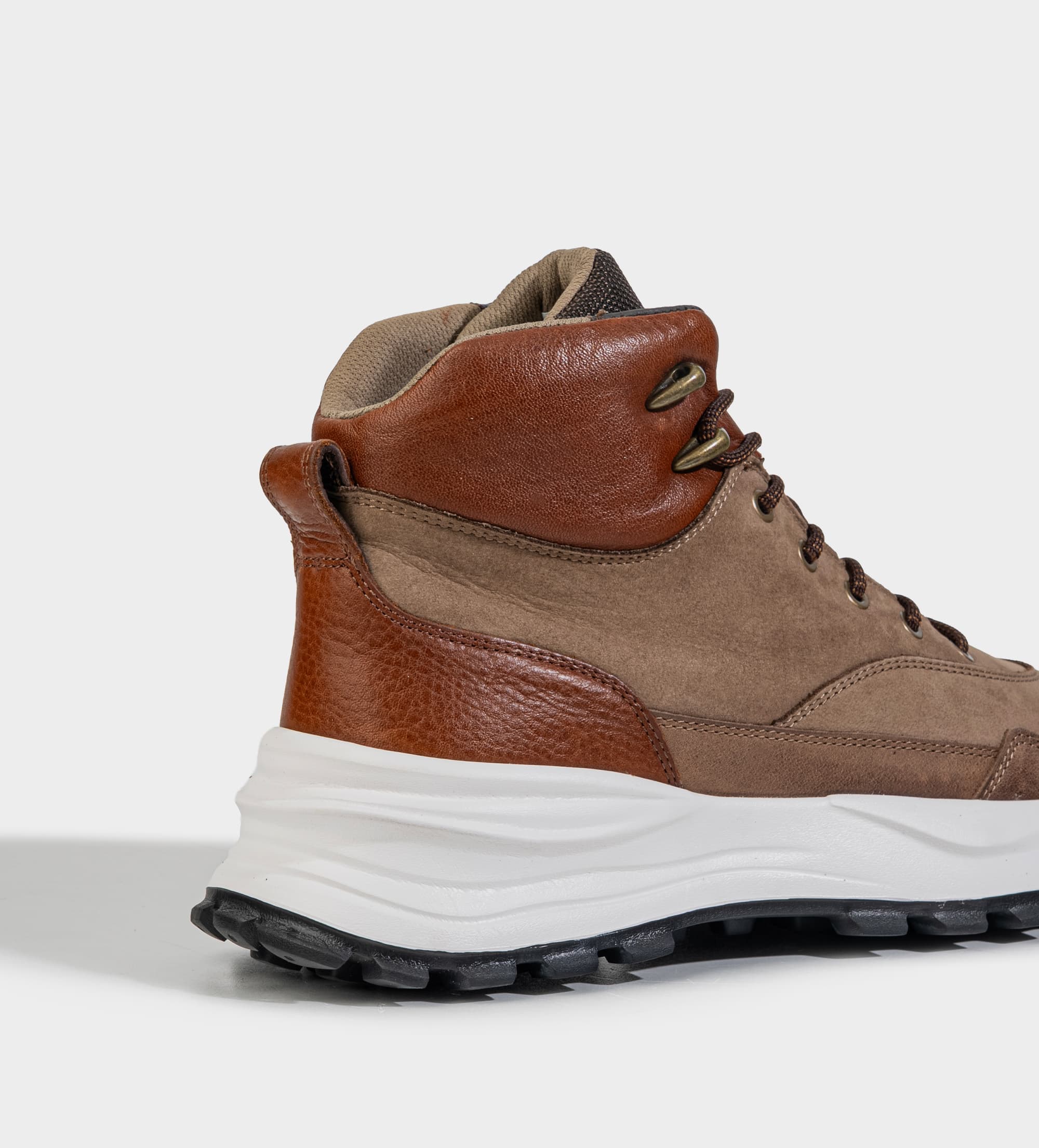 BOTA OUTDOOR SUELA ULTRA LIGERA PIEL CAFÉ