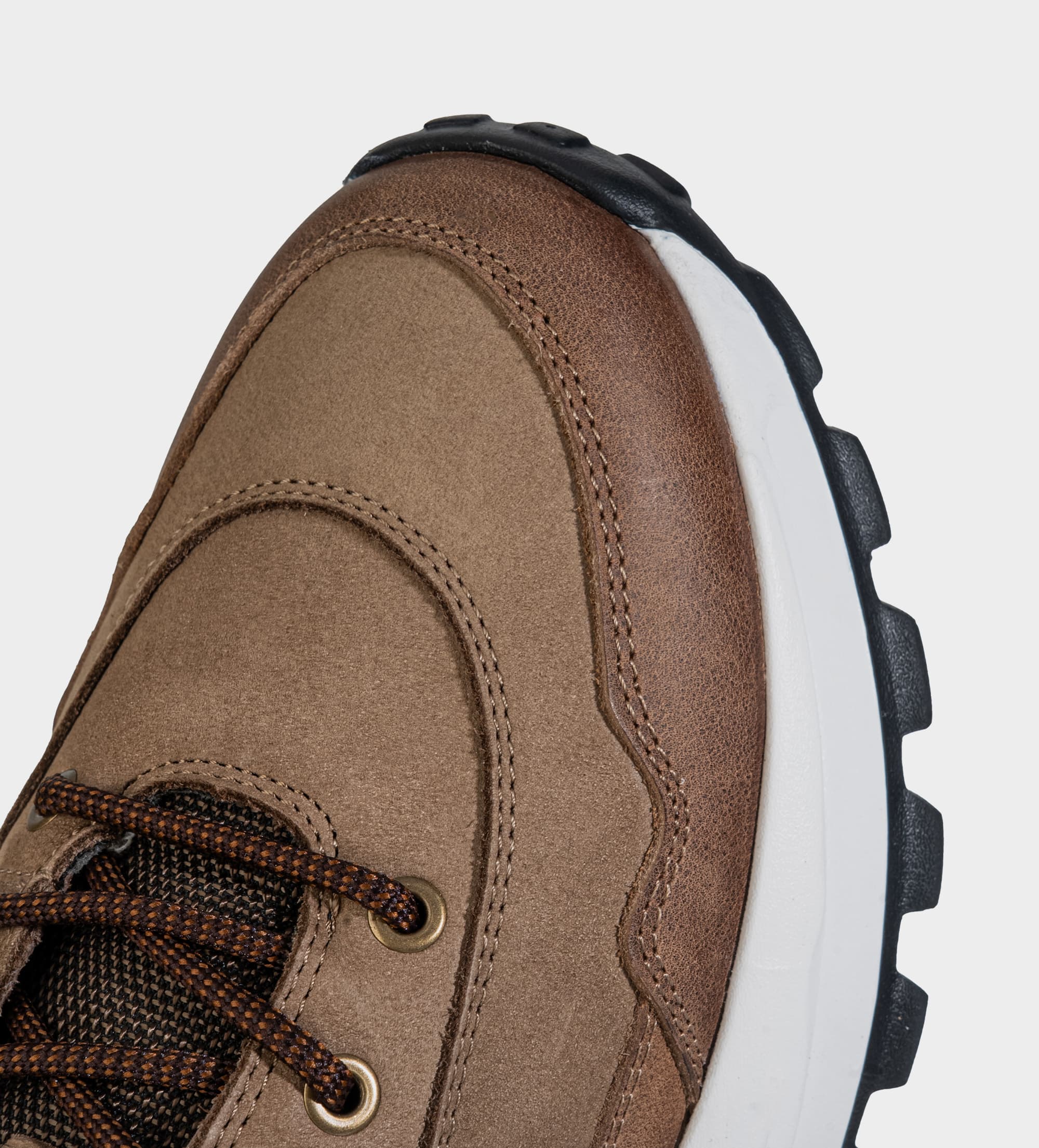 BOTA OUTDOOR SUELA ULTRA LIGERA PIEL CAFÉ