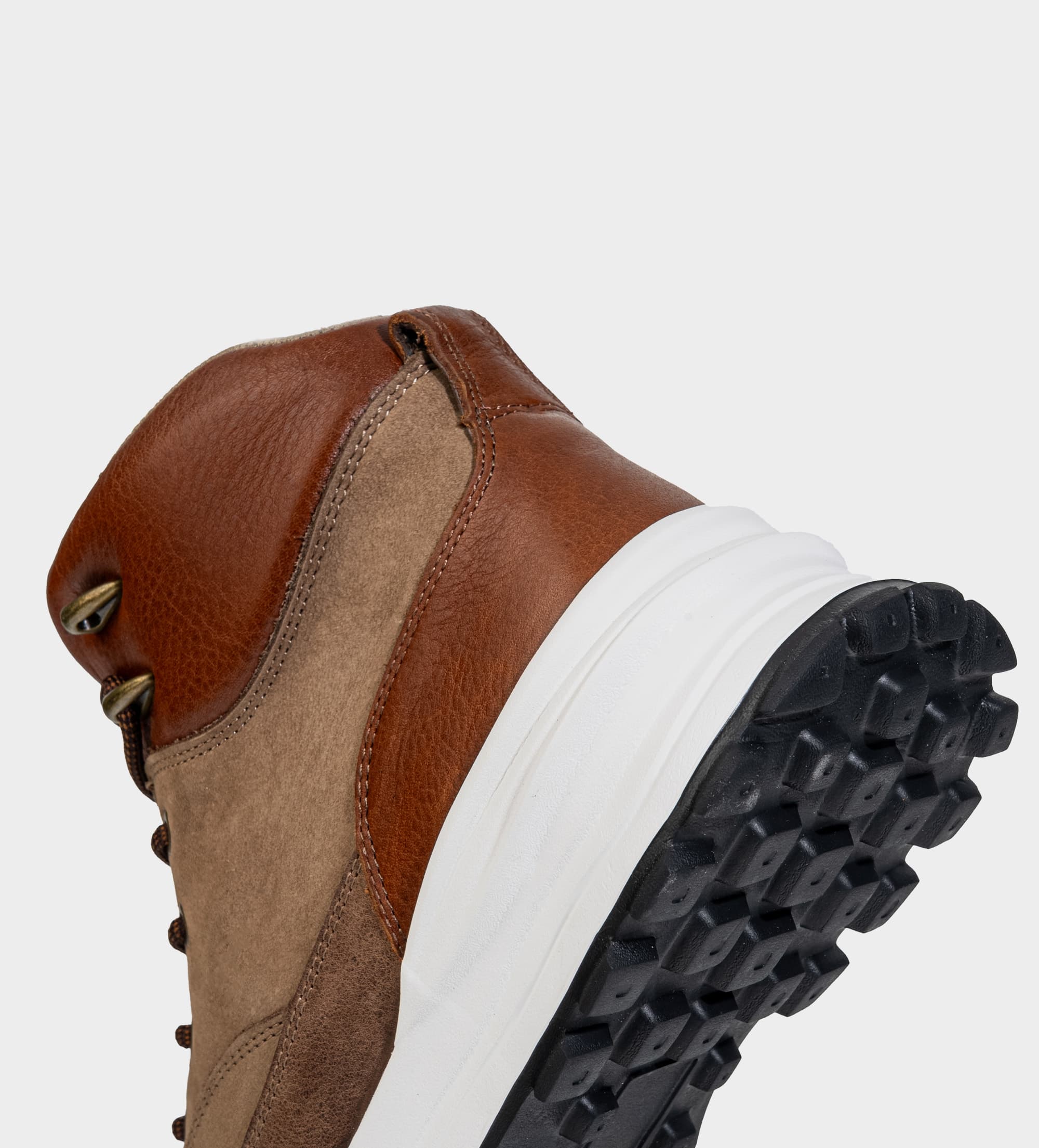BOTA OUTDOOR SUELA ULTRA LIGERA PIEL CAFÉ